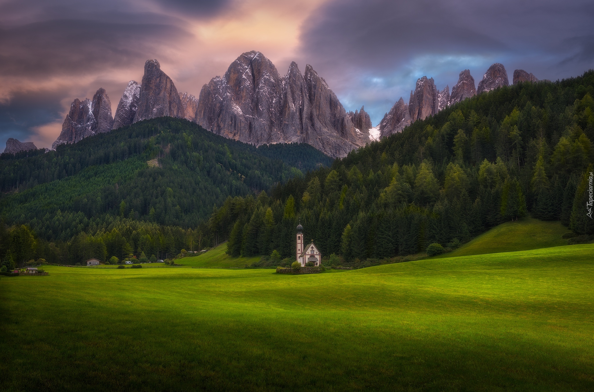 Włochy, Dolina Val di Funes, Kościół św. Jana, Góry Dolomity, Las, Drzewa, Chmury