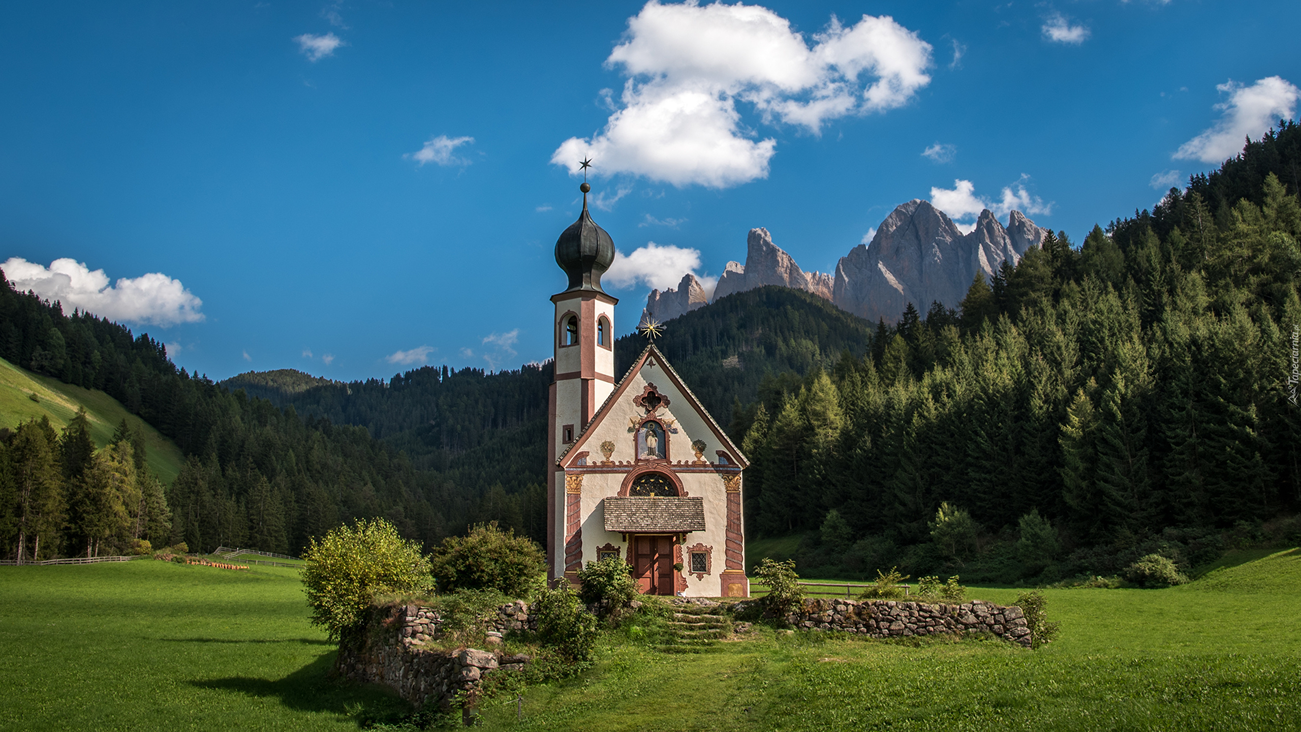 Kościół św Jana, Las, Dolina Val di Funes, Masyw Odle, Drzewa, Las, Góry, Dolomity, Zachód słońca, Włochy