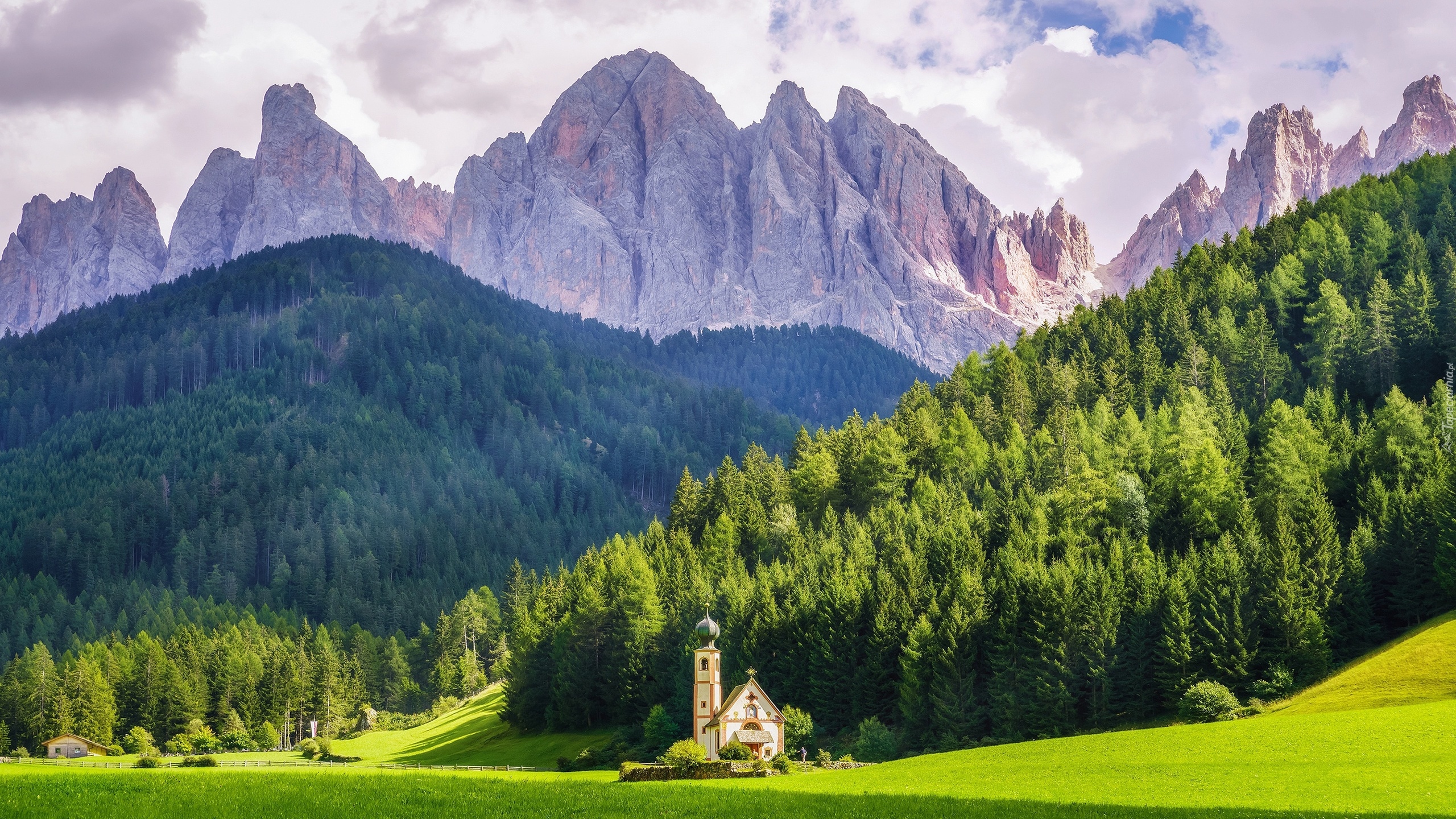 Dolina Val di Funes, Kościół św. Jana, Góry, Dolomity, Włochy, Lasy