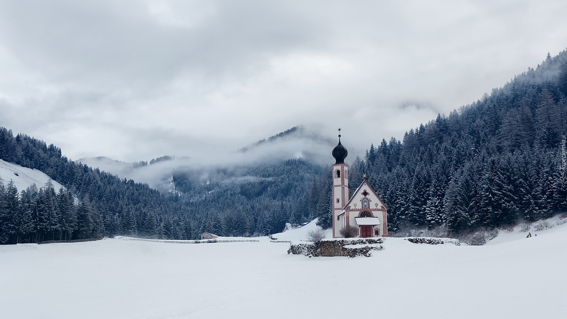 Włochy, Prowincja  Bolzano, Rejon Trydent-Górna Adyga, Dolina Val di Funes, Kościół św. Jana, Dolomity, Zima, Mgła, Góry, Las, Drzewa