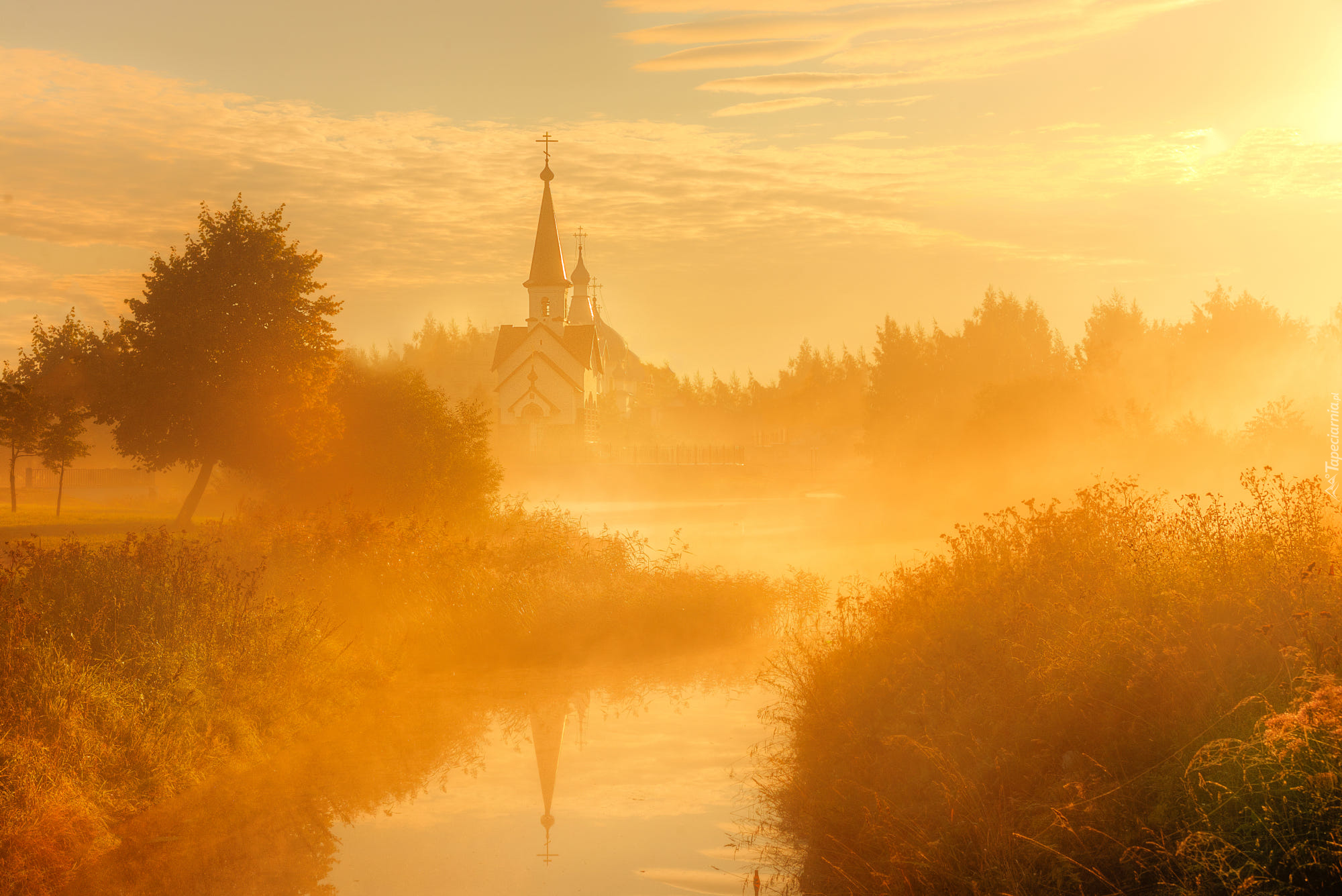 Rosja, Petersburg, Pulkovo Park, Kościół św. Jerzego Zwycięskiego, Zachód słońca, Mgła, Drzewa, Staw Srednerogatsky