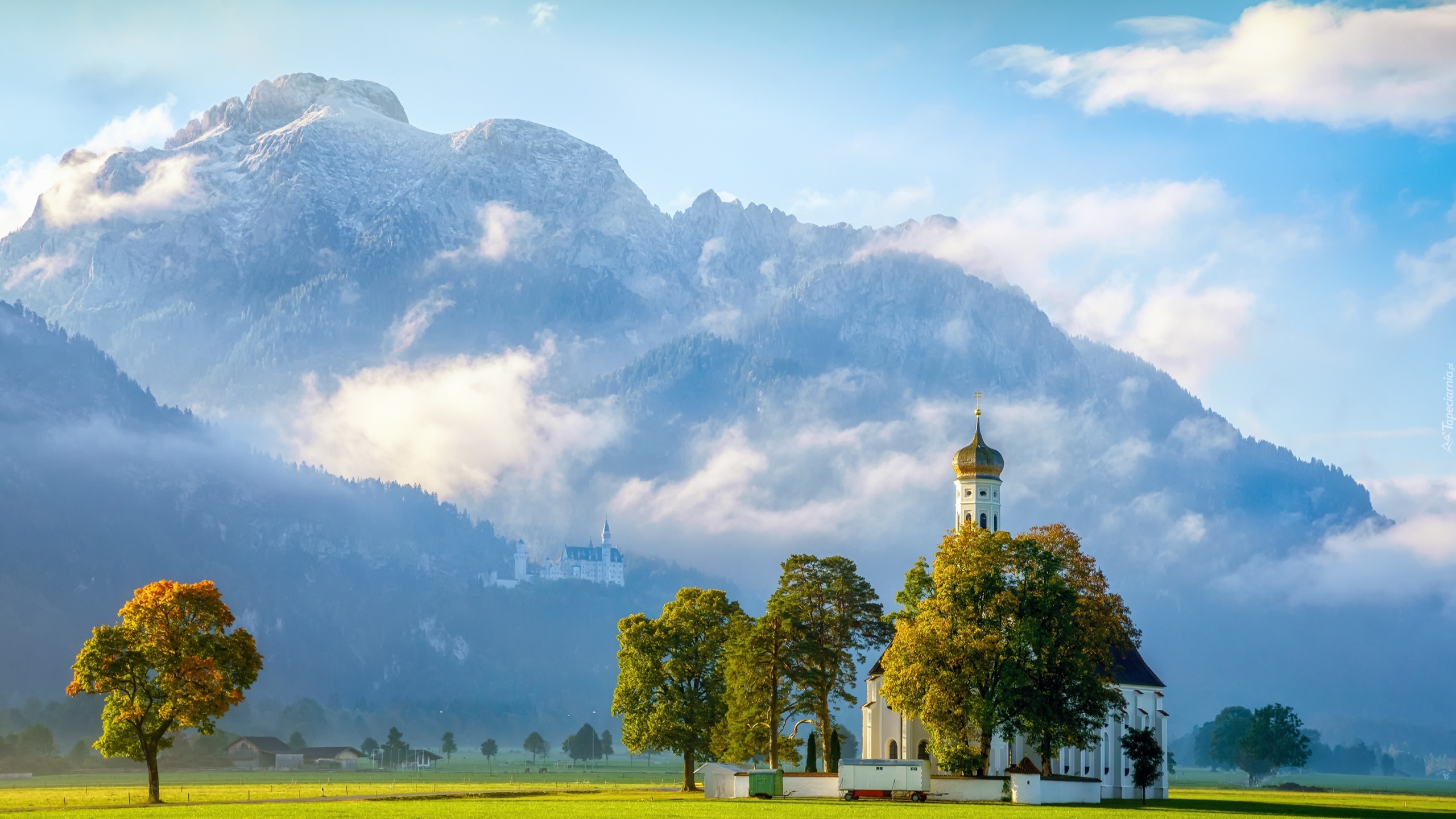 Niemcy, Bawaria, Schwangau, Kościół św. Kolomana, Zamek Neuschwanstein, Alpy, Masyw Tegelberg, Mgła, Chmury, Drzewa