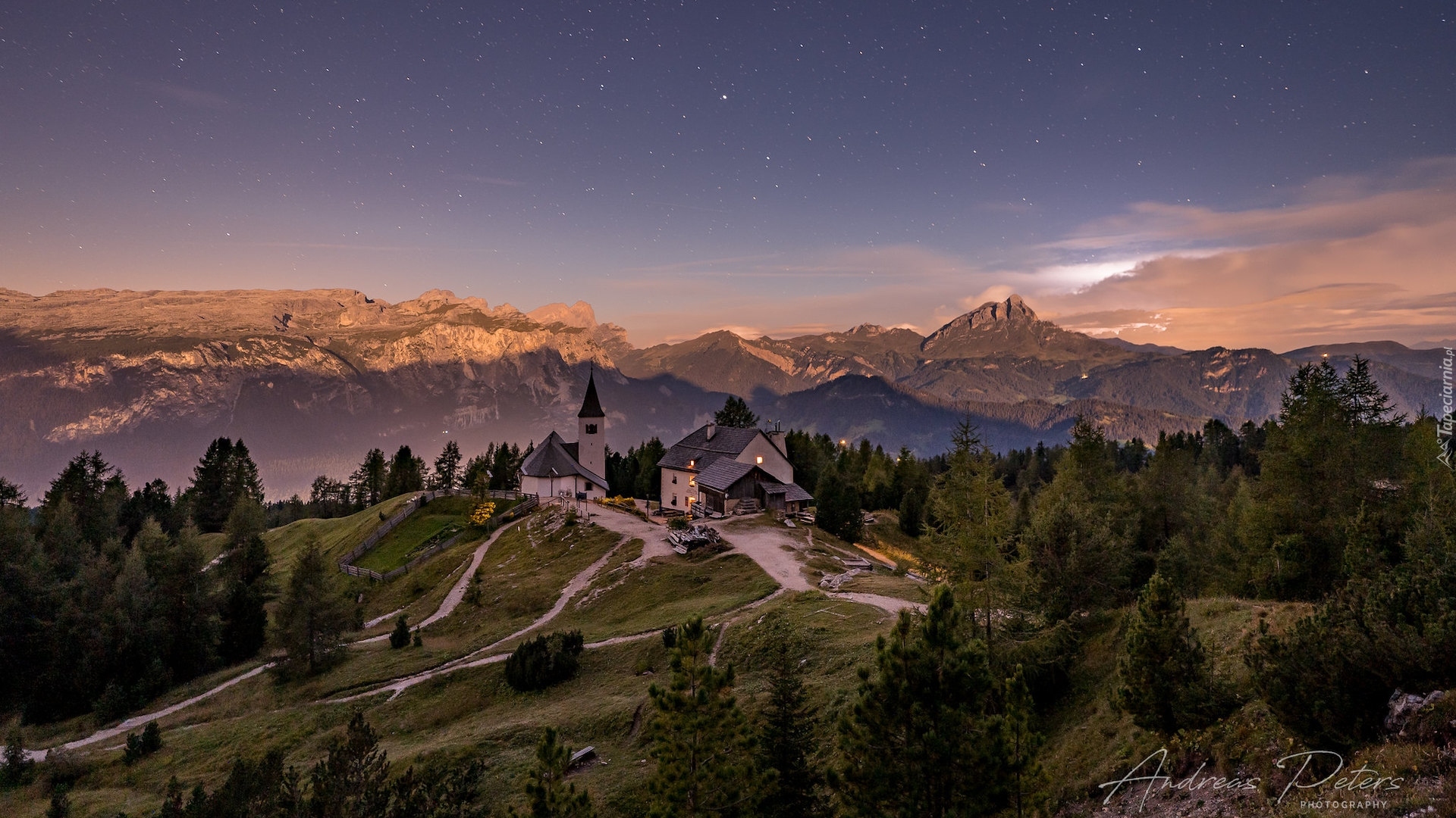 Włochy, Południowy Tyrol, Góry, Dolomity, Alta Badia, Kościół św Krzyża, Dom, Noc, Gwiazdy, Drzewa, Droga