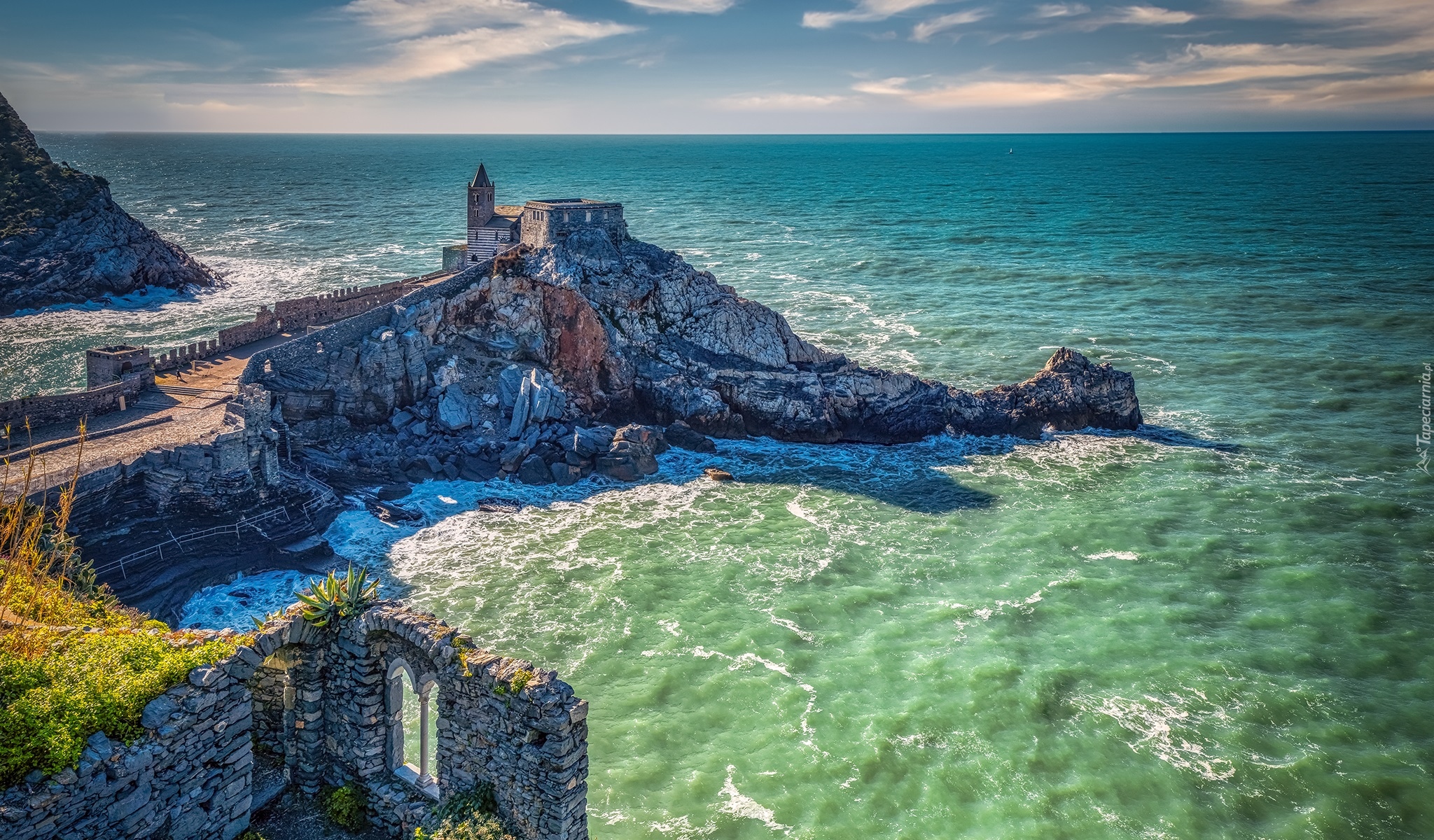 Miasteczko Portovenere, Chiesa di San Pietro, Kościół św Piotra, Morze Liguryjskie, Wybrzeże, Skały, Liguria, Włochy