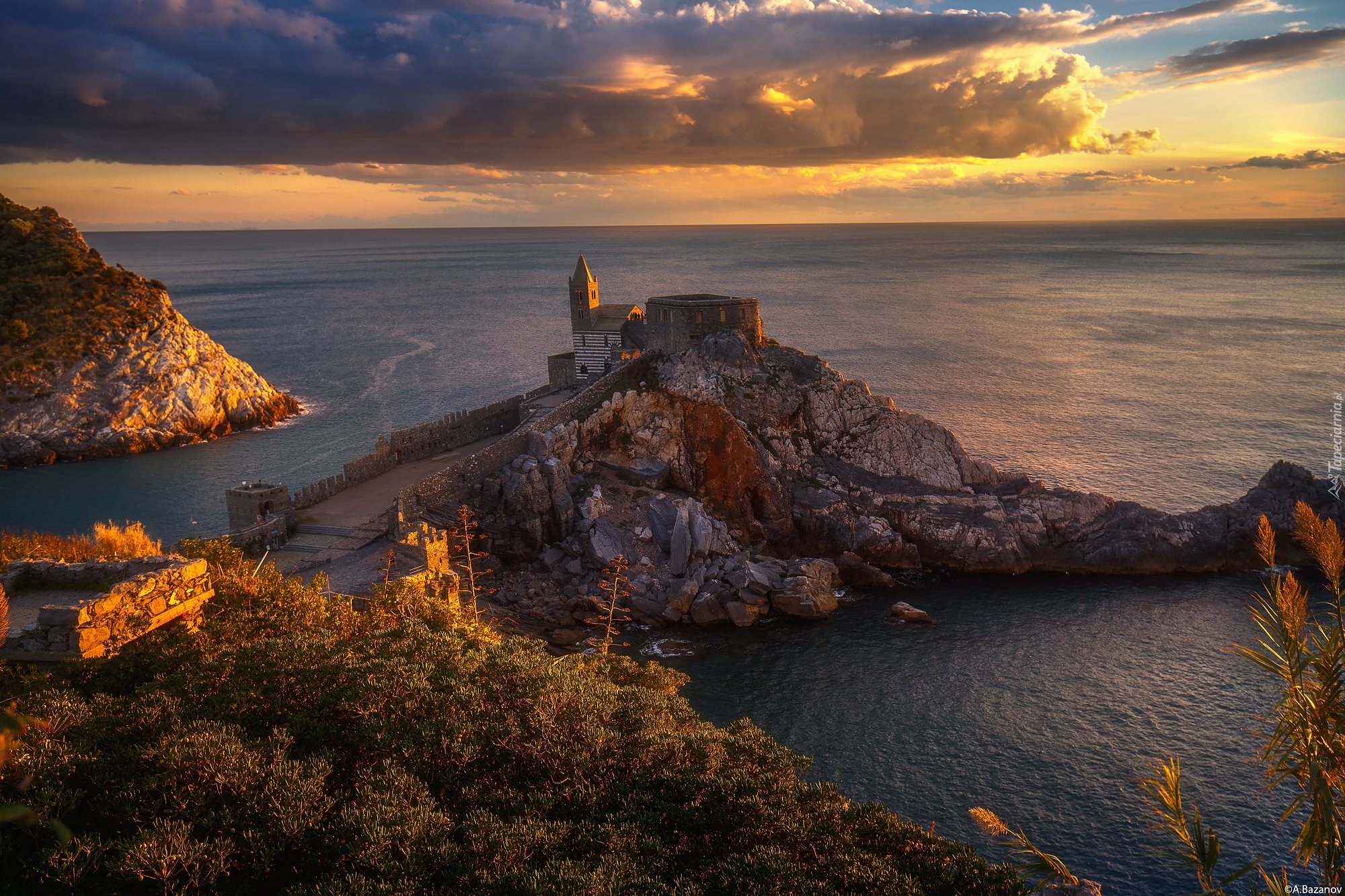 Włochy, Region Liguria, Miasteczko Portovenere, Chiesa di San Pietro - kościół św. Piotra, Morze Liguryjskie, Wybrzeże, Skały