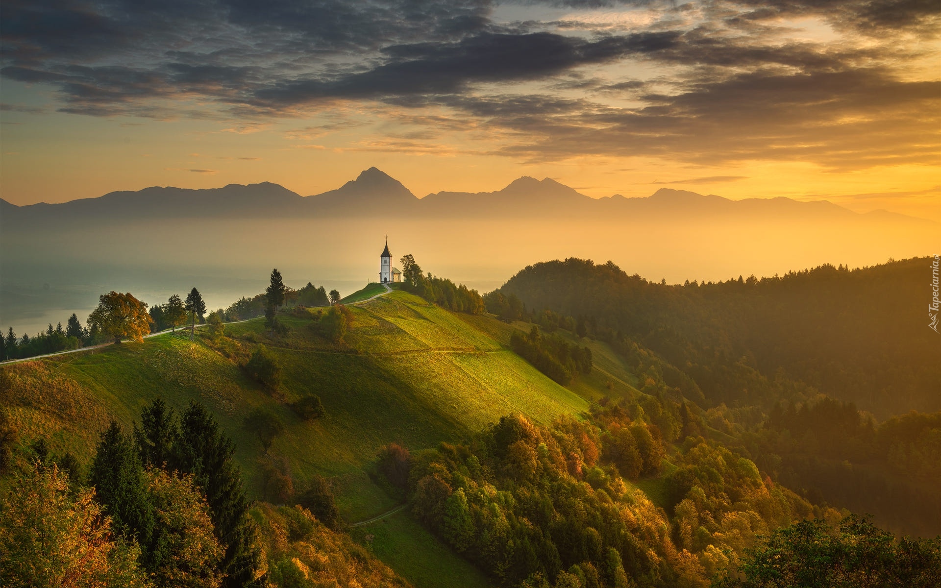Kościół św Primusa i Felicjana, Wzgórze, Chmury, Mgła, Góry, Drzewa, Jesień, Wieś Jamnik, Słowenia
