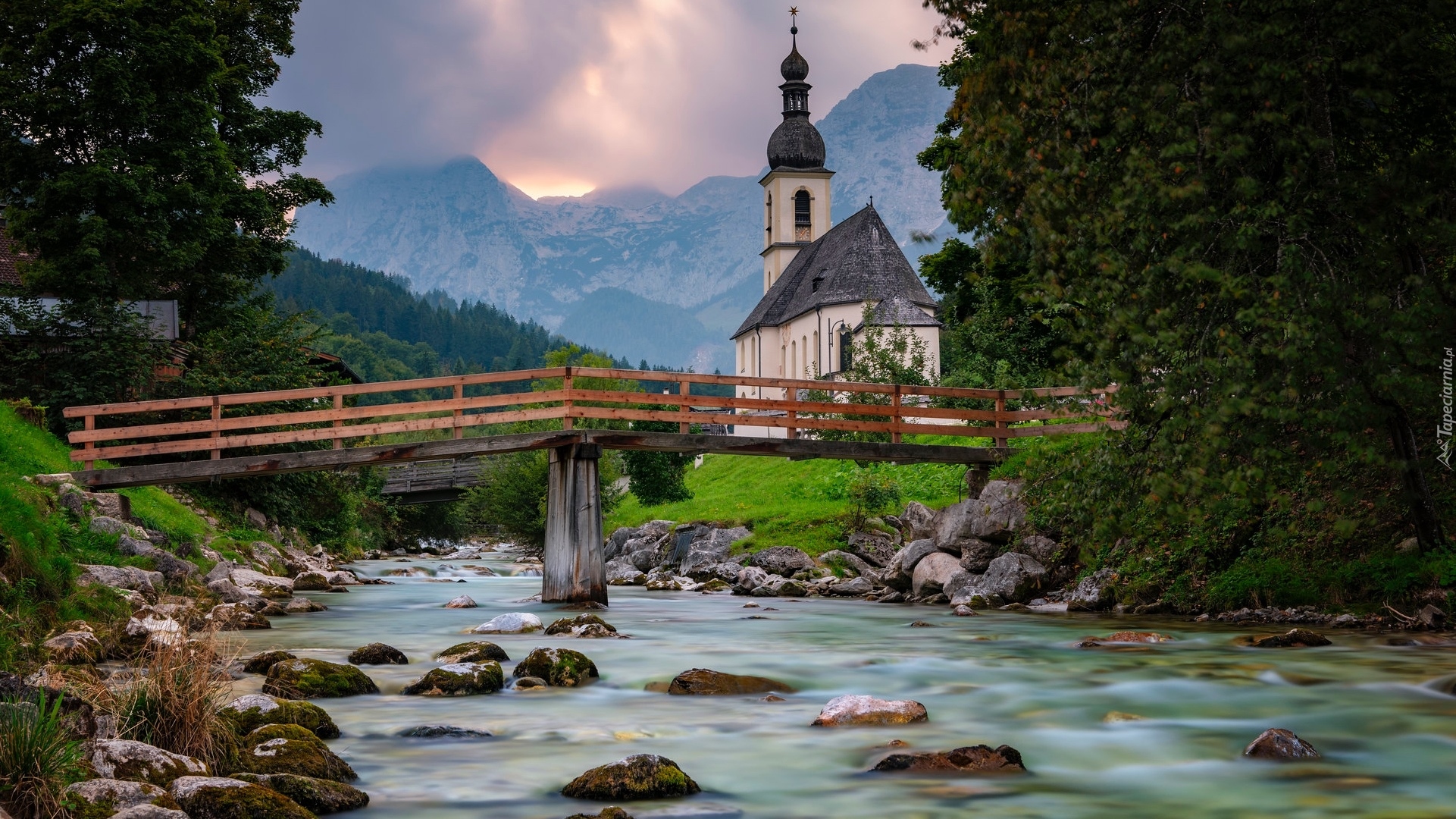 Park Narodowy Berchtesgaden, Ramsau bei Berchtesgaden, Góry Alpy, Kościół św. Sebastiana, Drzewa, Rzeka Ramsauer Ache, Most, Bawaria, Niemcy