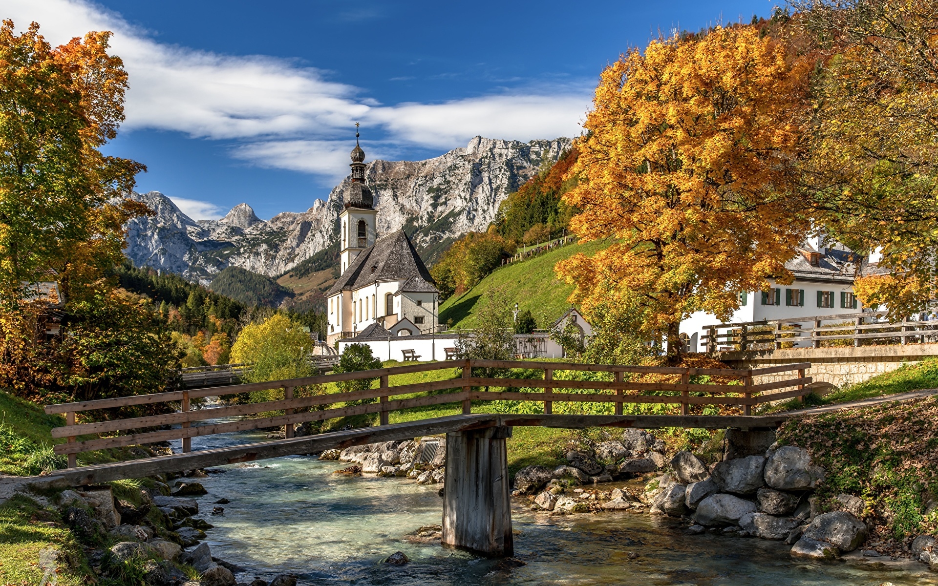 Niemcy, Bawaria, Park Narodowy Berchtesgaden, Ramsau bei Berchtesgaden, Góry Alpy, Kościół św. Sebastiana, Drzewa, Most, Rzeka Ramsauer Ache