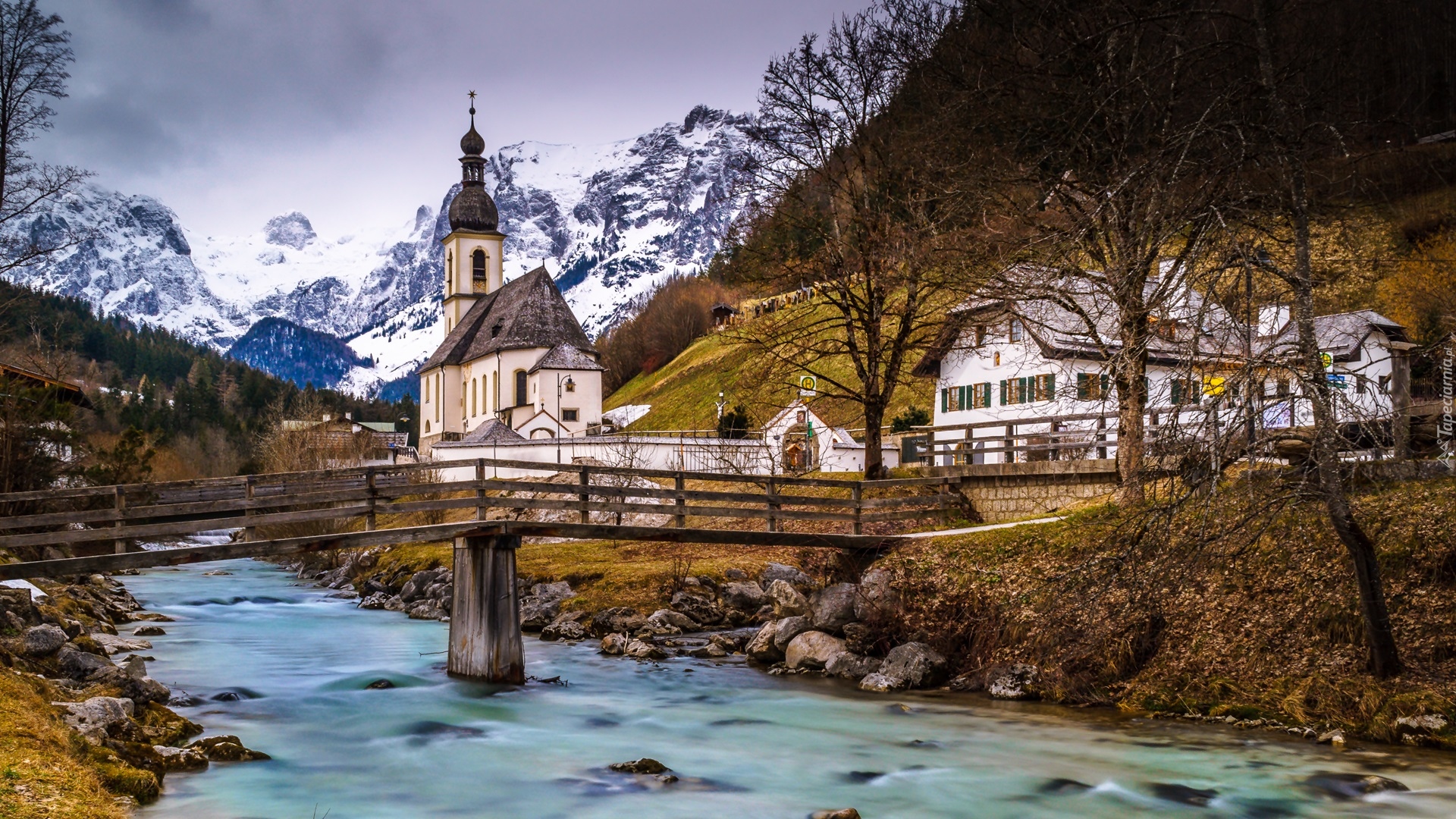 Park Narodowy Berchtesgaden, Ramsau bei Berchtesgaden, Góry, Alpy, Kościół św Sebastiana, Drzewa, Rzeka Ramsauer Ache, Most, Bawaria, Niemcy