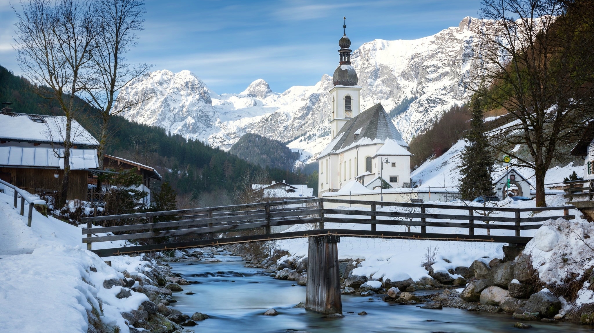 Niemcy, Bawaria, Park Narodowy Berchtesgaden, Ramsau bei Berchtesgaden, Góry Alpy, Kościół św. Sebastiana, Rzeka Ramsauer Ache, Most, Zima, Śnieg