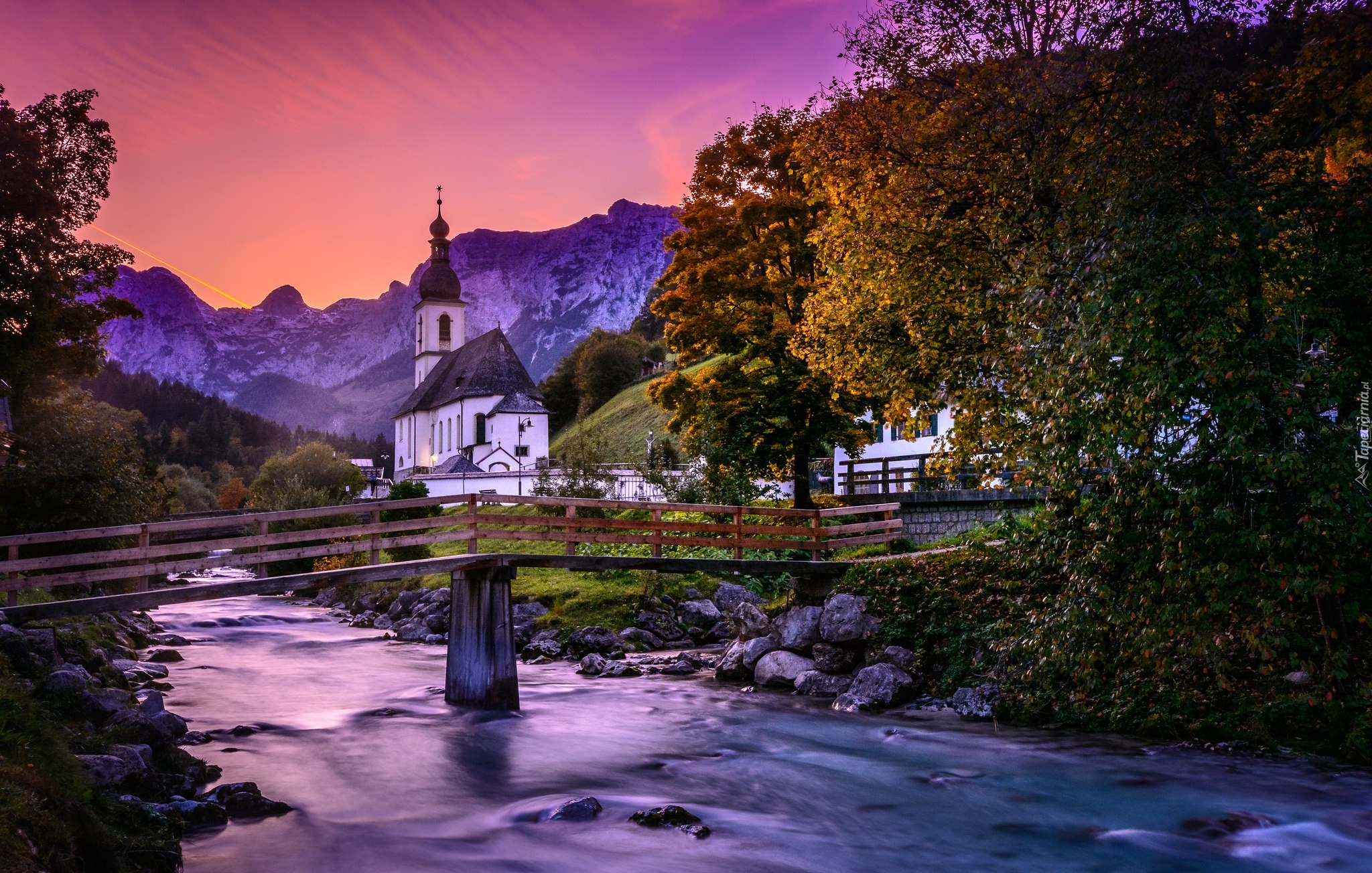 Niemcy, Bawaria, Park Narodowy Berchtesgaden, Ramsau bei Berchtesgaden, Góry Alpy, Kościół św. Sebastiana, Drzewa, Rzeka Ramsauer Ache, Most