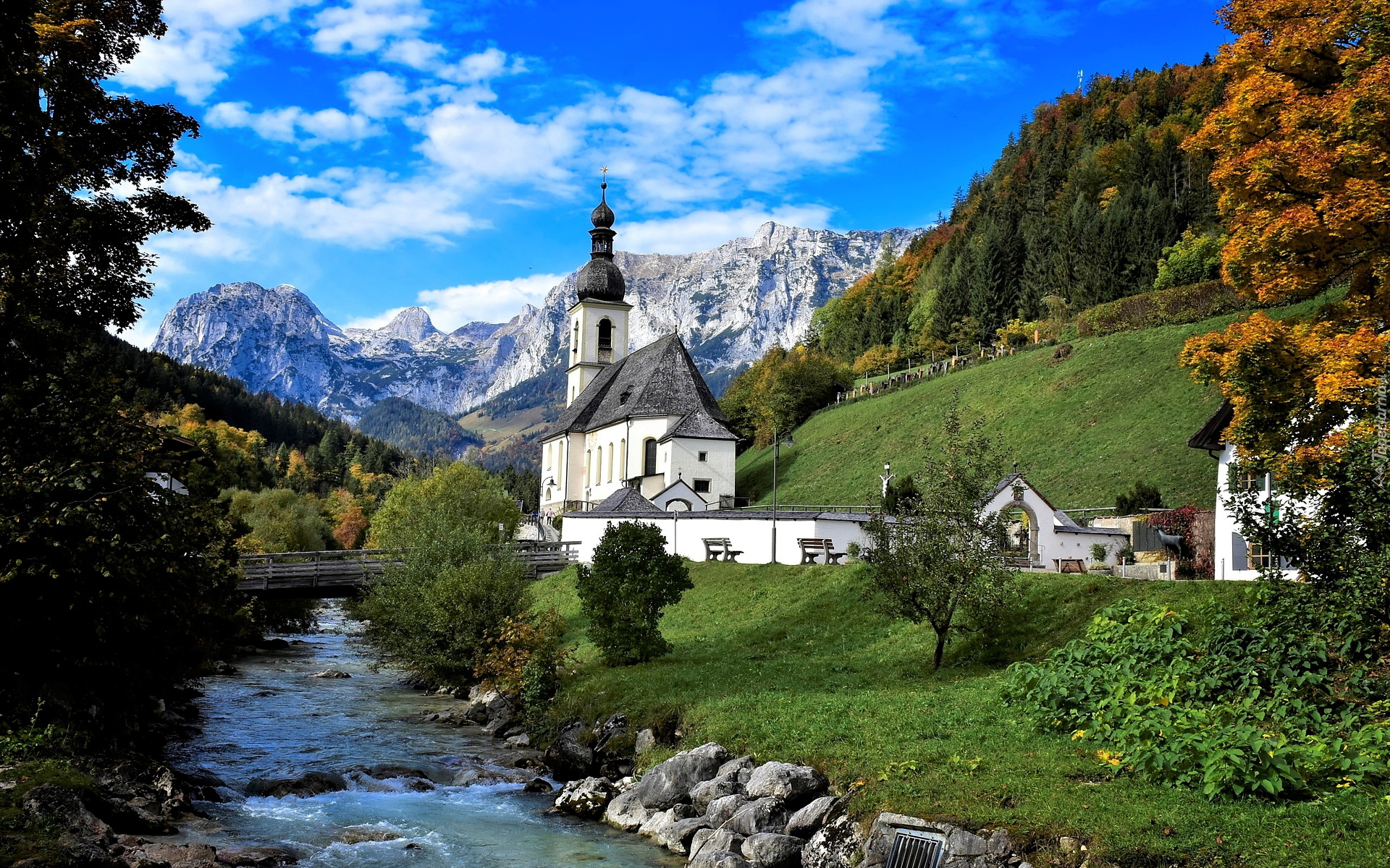 Góry Alpy, Park Narodowy Berchtesgaden, Ramsau bei Berchtesgaden, Kościół św. Sebastiana, Rzeka Ramsauer Ache, Most, Bawaria, Niemcy