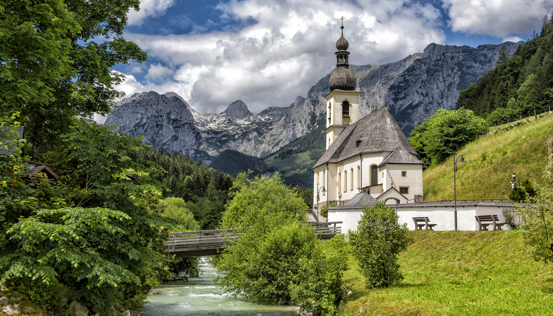Park Narodowy Berchtesgaden, Ramsau bei Berchtesgaden, Góry Alpy, Kościół św Sebastiana, Drzewa, Rzeka Ramsauer Ache, Most, Bawaria, Niemcy
