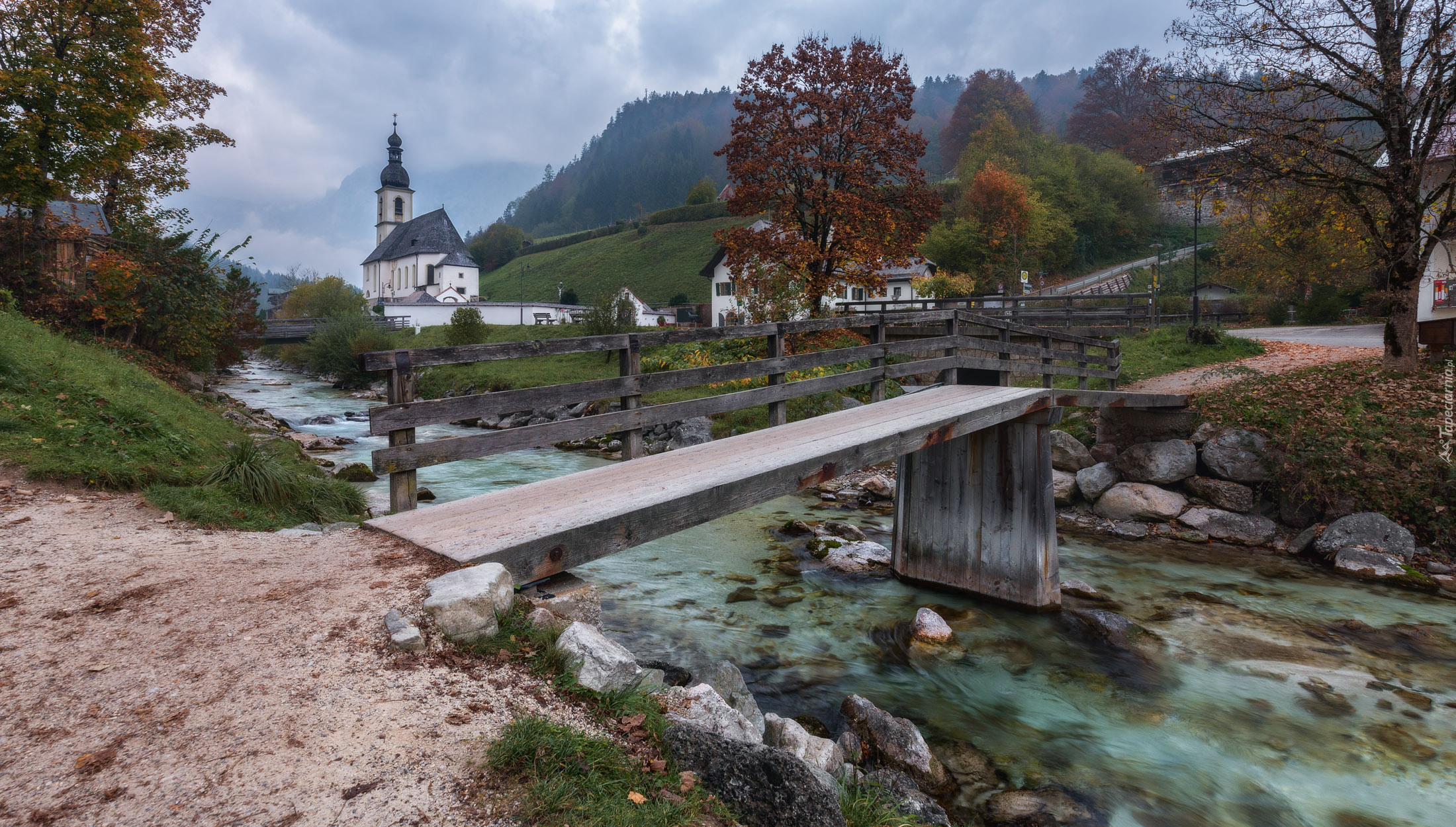 Park Narodowy Berchtesgaden, Ramsau bei Berchtesgaden, Góry Alpy, Kościół św. Sebastiana, Rzeka Ramsauer Ache, Most, Bawaria, Niemcy