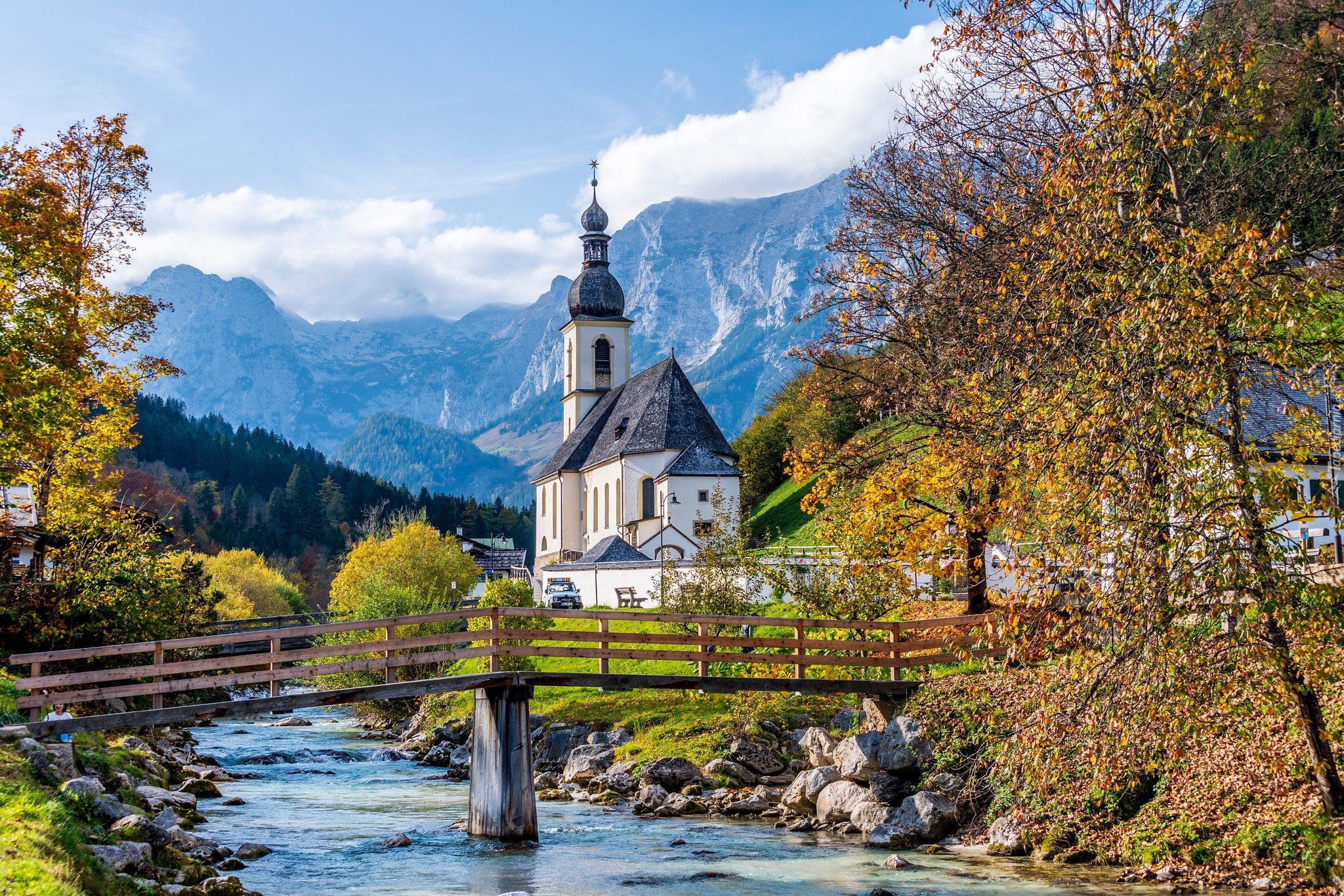 Jesień, Drzewa, Góry, Most, Rzeka Ramsauer Ache, Alpy Bawarskie, Kościół św Sebastiana, Park Narodowy Berchtesgaden, Ramsau bei Berchtesgaden, Bawaria, Niemcy