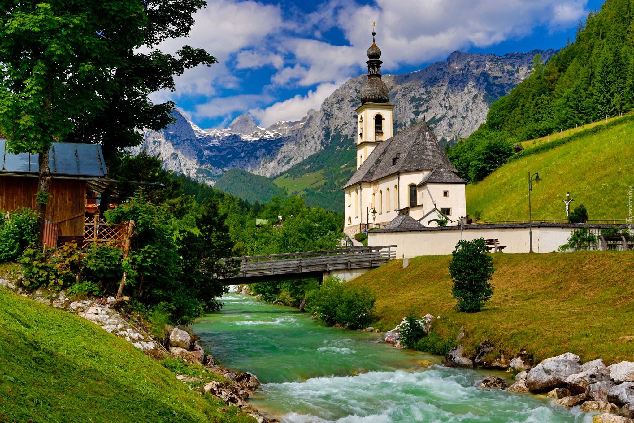 Niemcy, Bawaria, Park Narodowy Berchtesgaden, Ramsau bei Berchtesgaden, Góry Alpy, Kościół św. Sebastiana, Rzeka Ramsauer Ache, Most, Kamienie, Drzewa