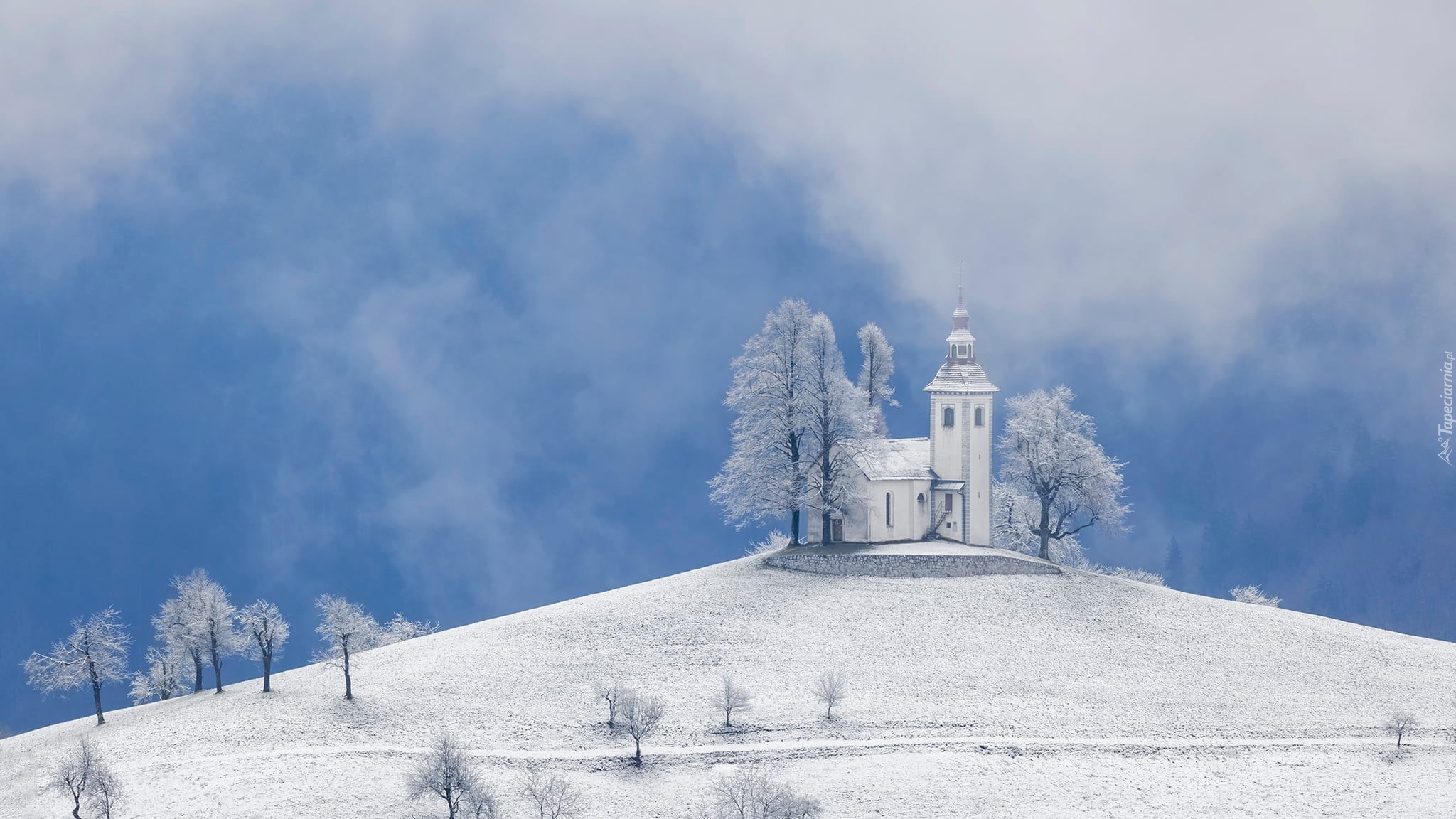 Słowenia, Gmina Skofja Loka, Wieś Krivo Brdo, Kościół św Tomasza, Zima, Śnieg, Góry, Alpy Julijskie, Drzewa