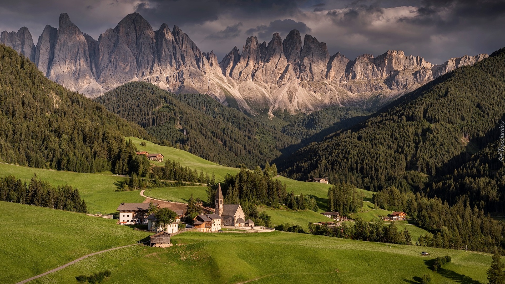 Góry, Dolomity, Wieś Santa Maddalena, Dolina, Val di Funes, Drzewa, Lasy, Domy, Kościół, Chmury, Włochy