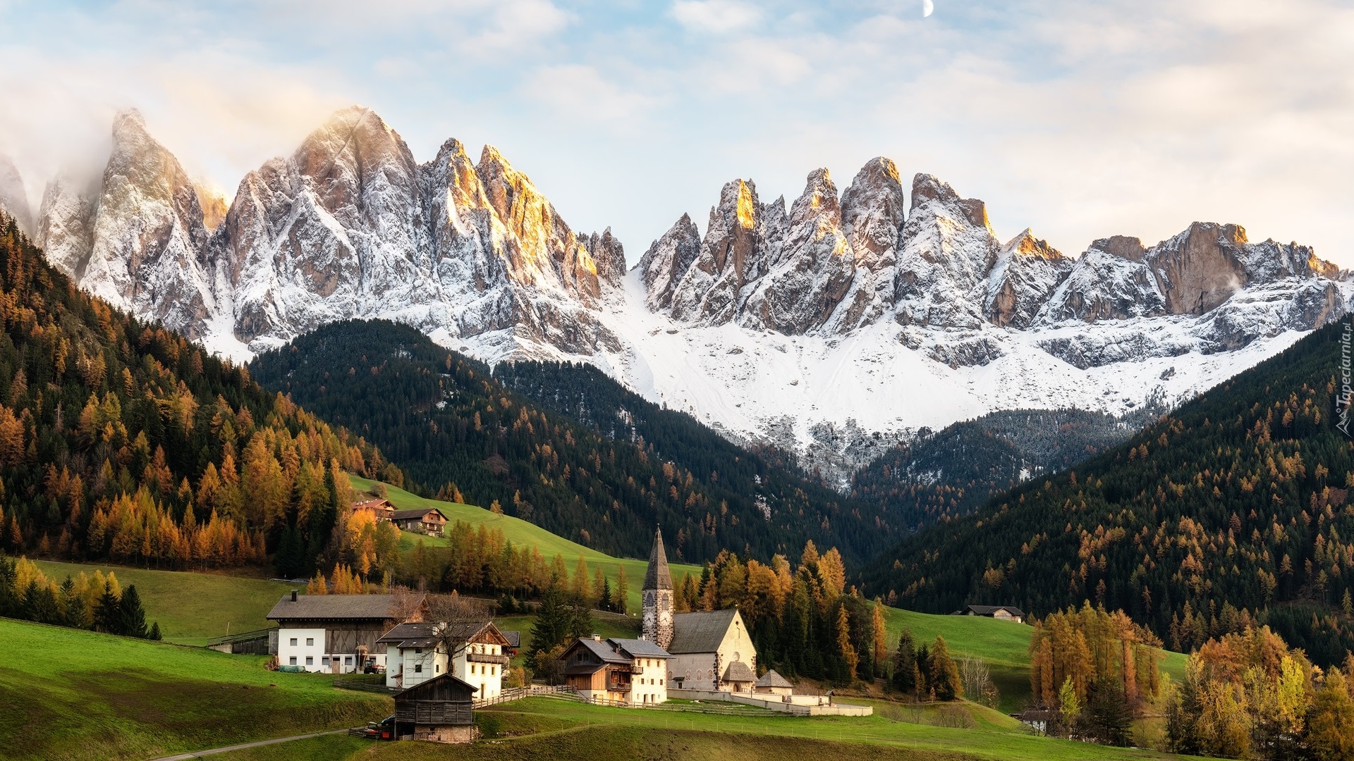 Góry, Dolomity, Dolina Val di Funes, Domy, Wieś, Santa Magdalena, Kościół, Drzewa, Chmury, Włochy