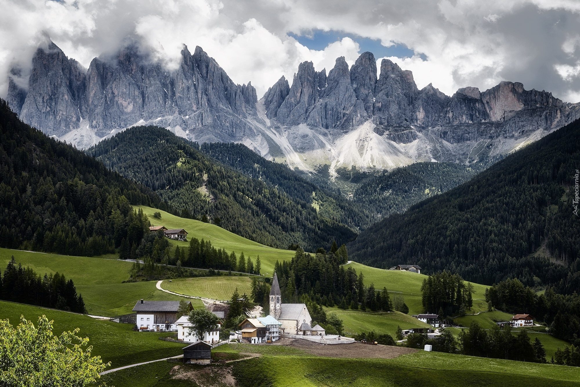 Dolina Val di Funes, Wieś Santa Maddalena, Włochy, Kościół, Góry, Dolomity