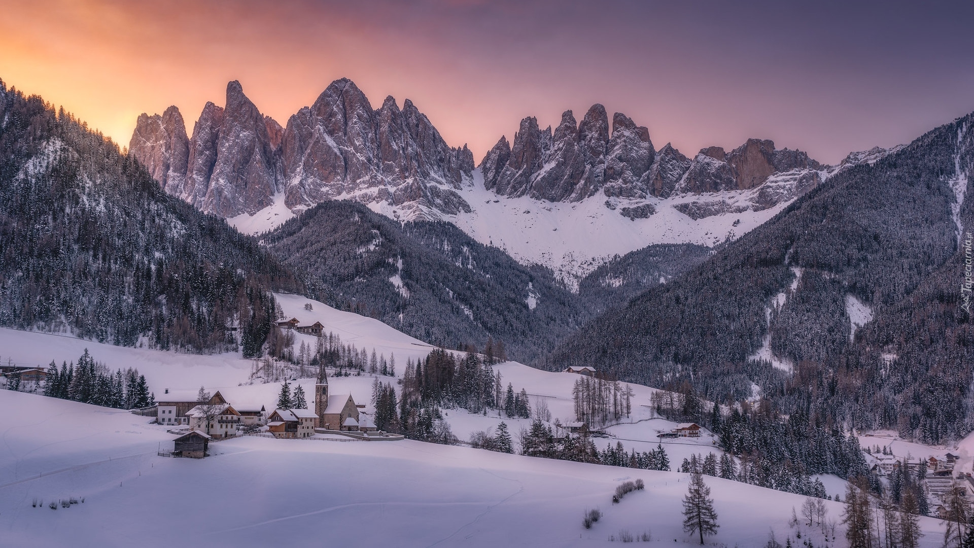 Góry, Dolomity, Masyw Odle, Zima, Śnieg, Wieś, Santa Maddalena, Kościół, Dolina, Val di Funes, Włochy