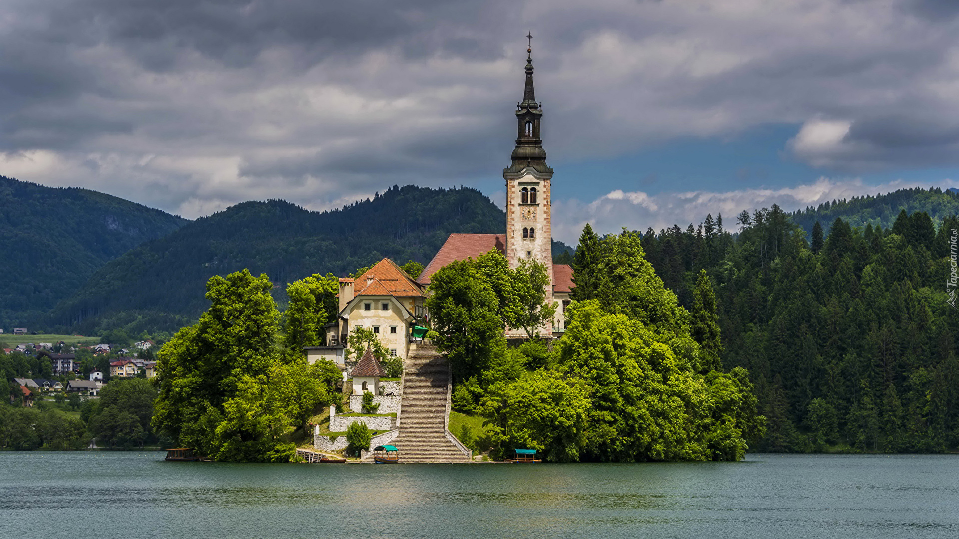 Słowenia, Wyspa Blejski Otok, Jezioro Bled, Kościół Wniebowzięcia Marii Panny, Schody, Góry, Lasy, Drzewa, Chmury