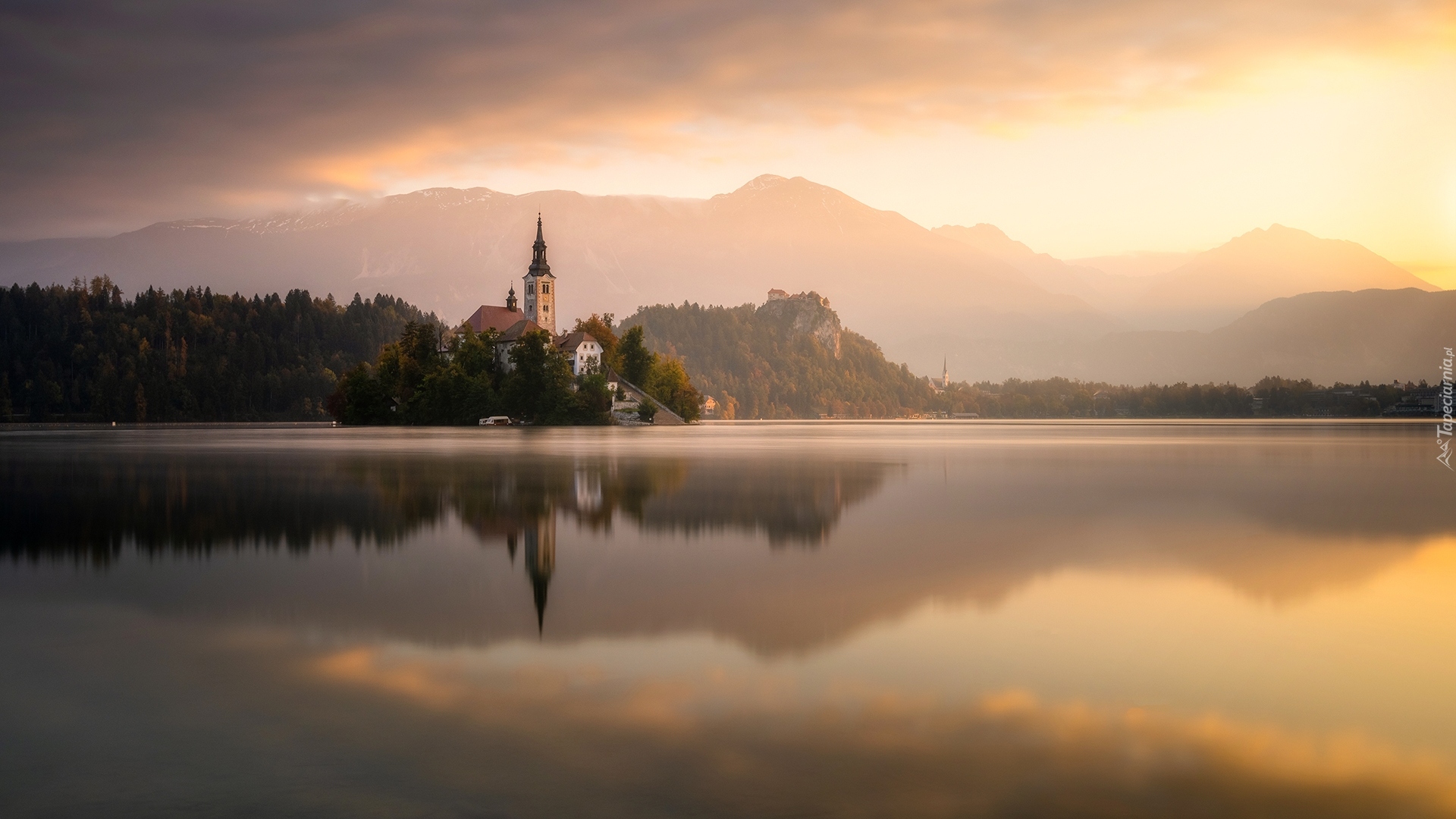 Słowenia, Jezioro Bled, Wyspa Blejski Otok, Kościół Zwiastowania Marii Panny, Góry, Alpy Julijskie, Wschód słońca