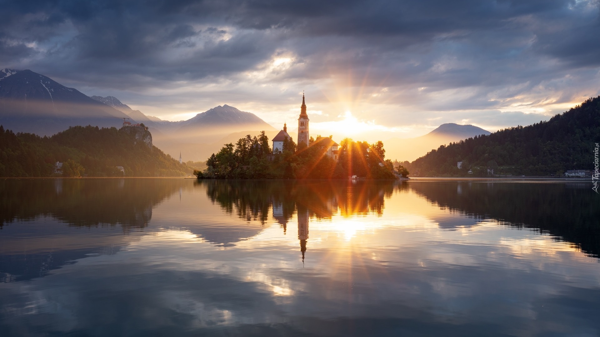 Słowenia, Jezioro Bled, Wyspa Blejski Otok, Kościół Zwiastowania Marii Panny, Góry, Alpy Julijskie, Wschód słońca, Chmury, Odbicie