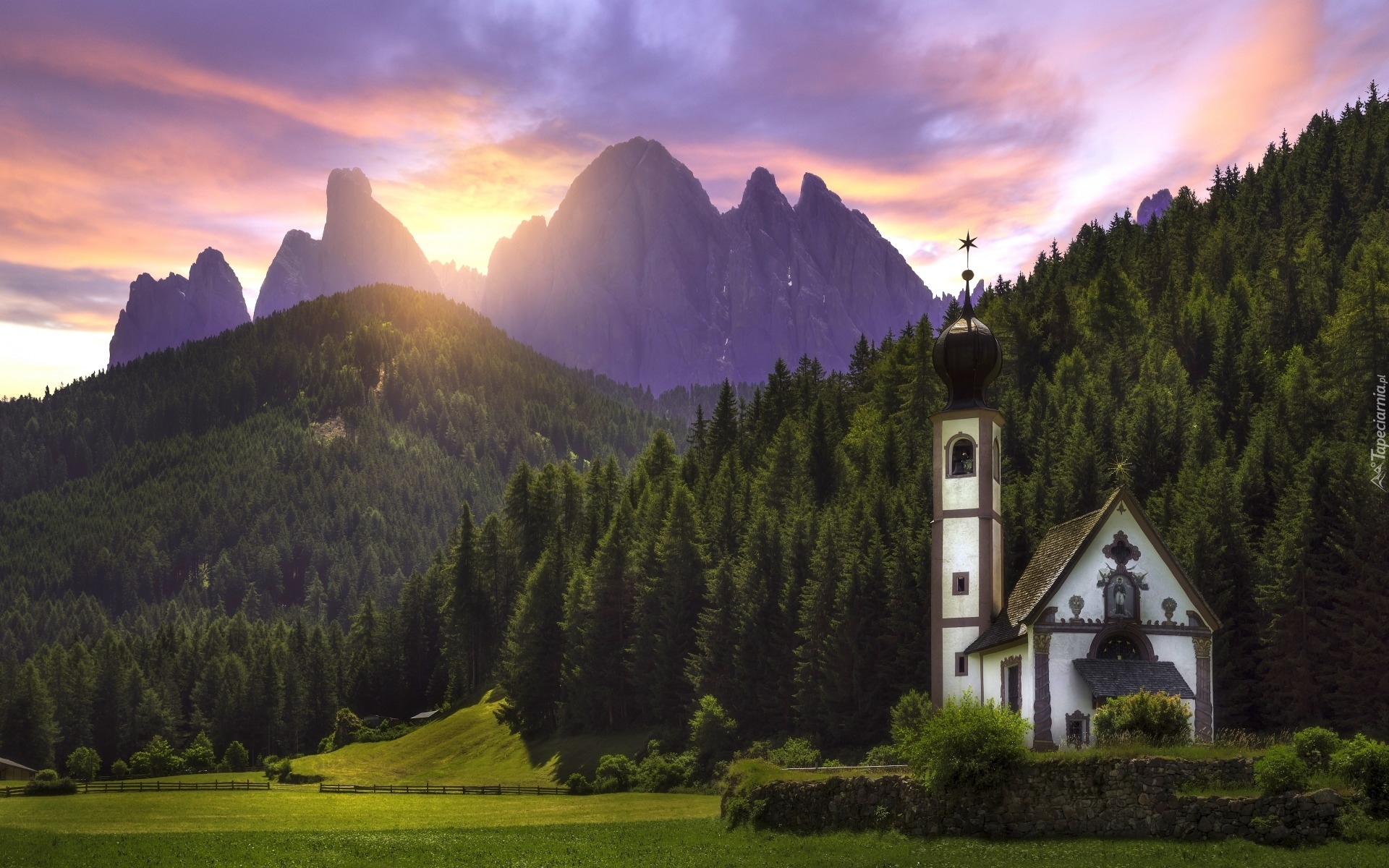 Włochy, Wieś Santa Maddalena, Dolina Val di Funes, Dolomity, Góry, Kościół, Zachód słońca