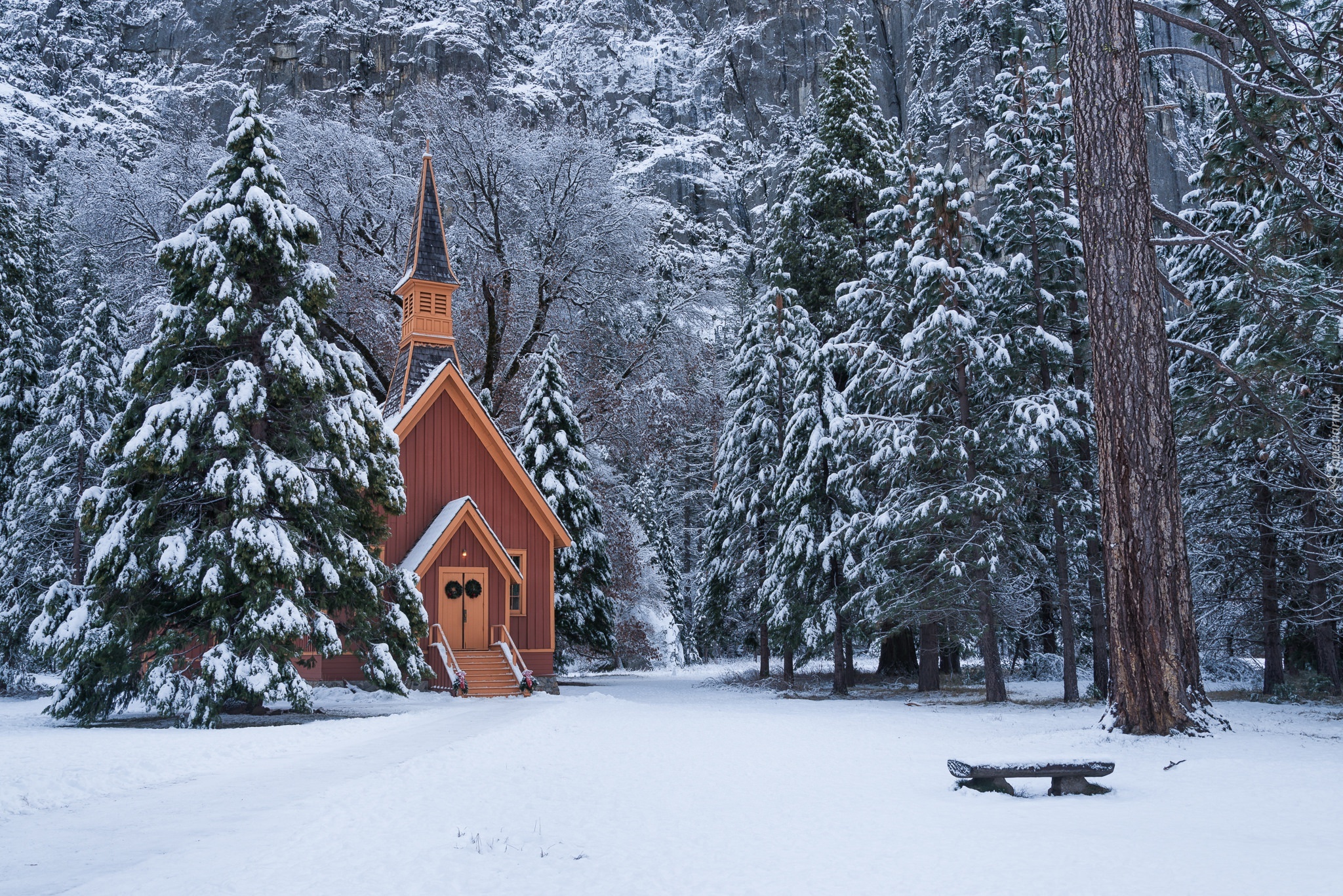 Zima, Drzewa, Kaplica, Kościółek, Ławeczka, Las, Park Narodowy Yosemite, Stan Kalifornia, Stany Zjednoczone