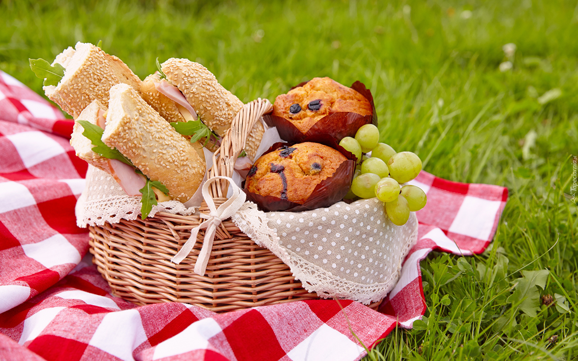 Piknik, Łąka, Trawa, Koc, Wiklinowy, Kosz, Chleb, Kanapki, Muffinki