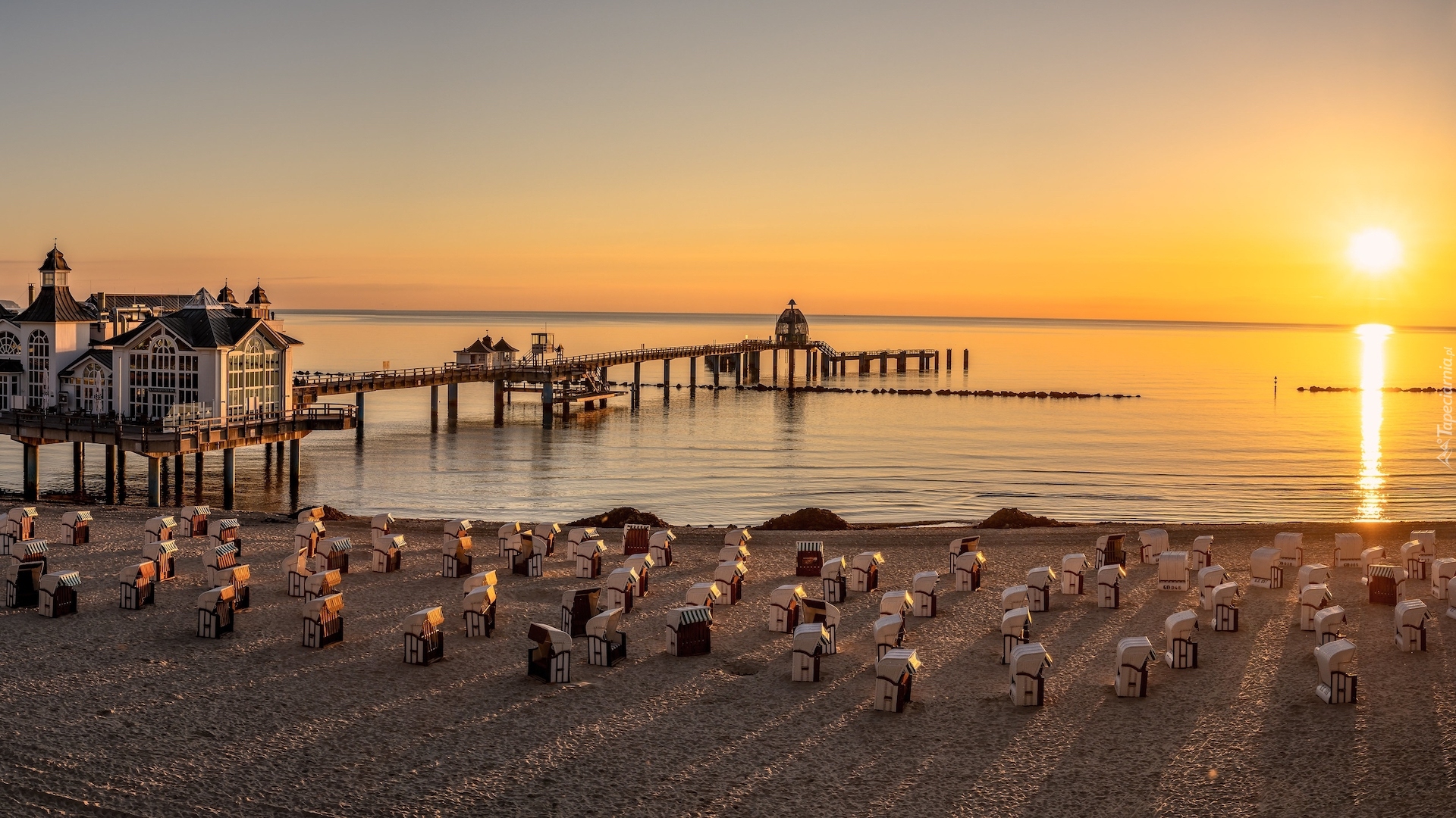 Wschód słońca, Morze Bałtyckie, Restauracja, Kawiarnia, Plaża, Kosze plażowe, Molo, Sellin, Wyspa Rugia, Niemcy