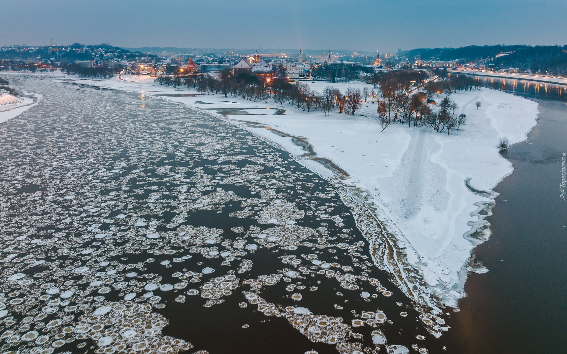 Zima, Litwa, Miasto, Kowno, Domy, Drzewa, Śnieg, Kra, Rzeka, Niemen