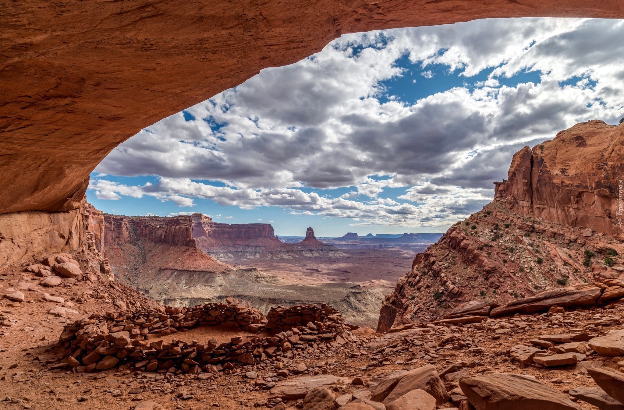 Stany Zjednoczone, Stan Utah, Park Narodowy Canyonlands, Krąg kamienny False Kiva, Kanion, Skały, Niebo, Chmury