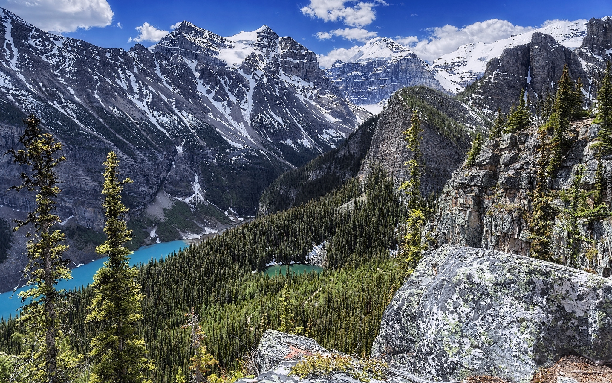 Góry, Jezioro Lake Louise, Las, Skały, Chmury, Park Narodowy Banff, Prowincja Alberta, Kanada