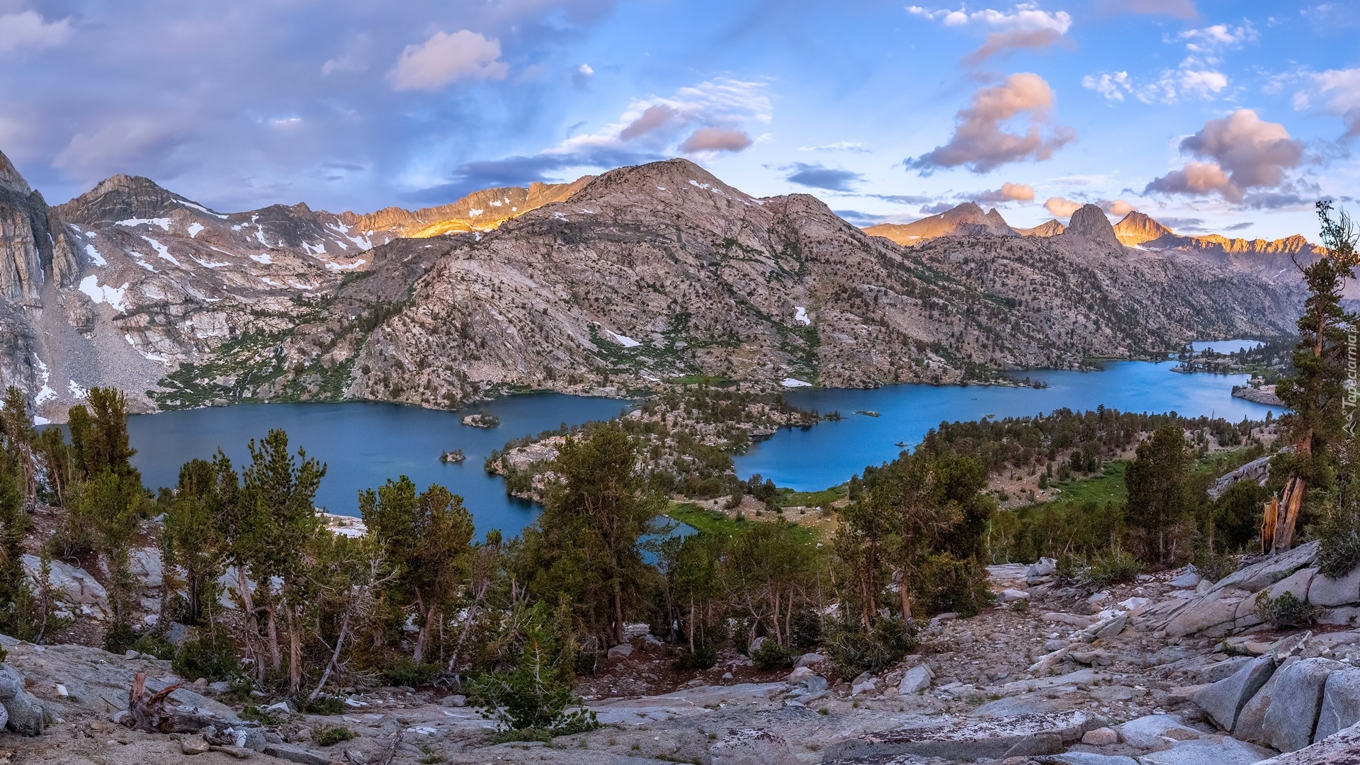 Stany Zjednoczone, Kalifornia, Park Narodowy Kings Canyon, Góry, Jeziora, Rae Lakes, Drzewa, Kamienie, Chmury