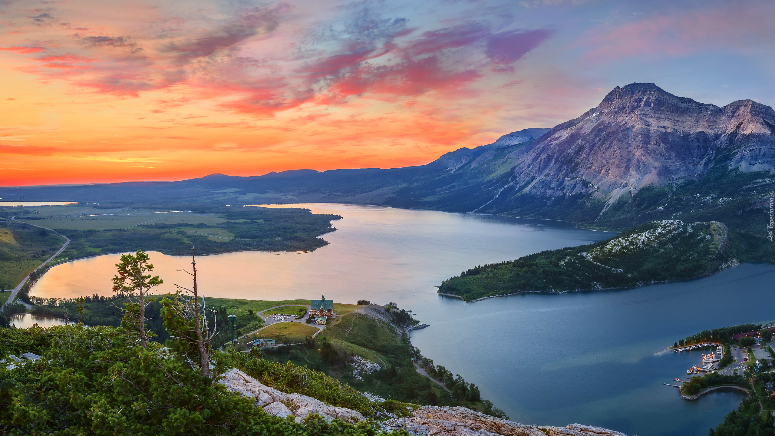 Park Narodowy Waterton Lakes, Hotel Księcia Walii Prince of Wales, Jezioro Upper Waterton, Góry, Lasy, Alberta, Kanada