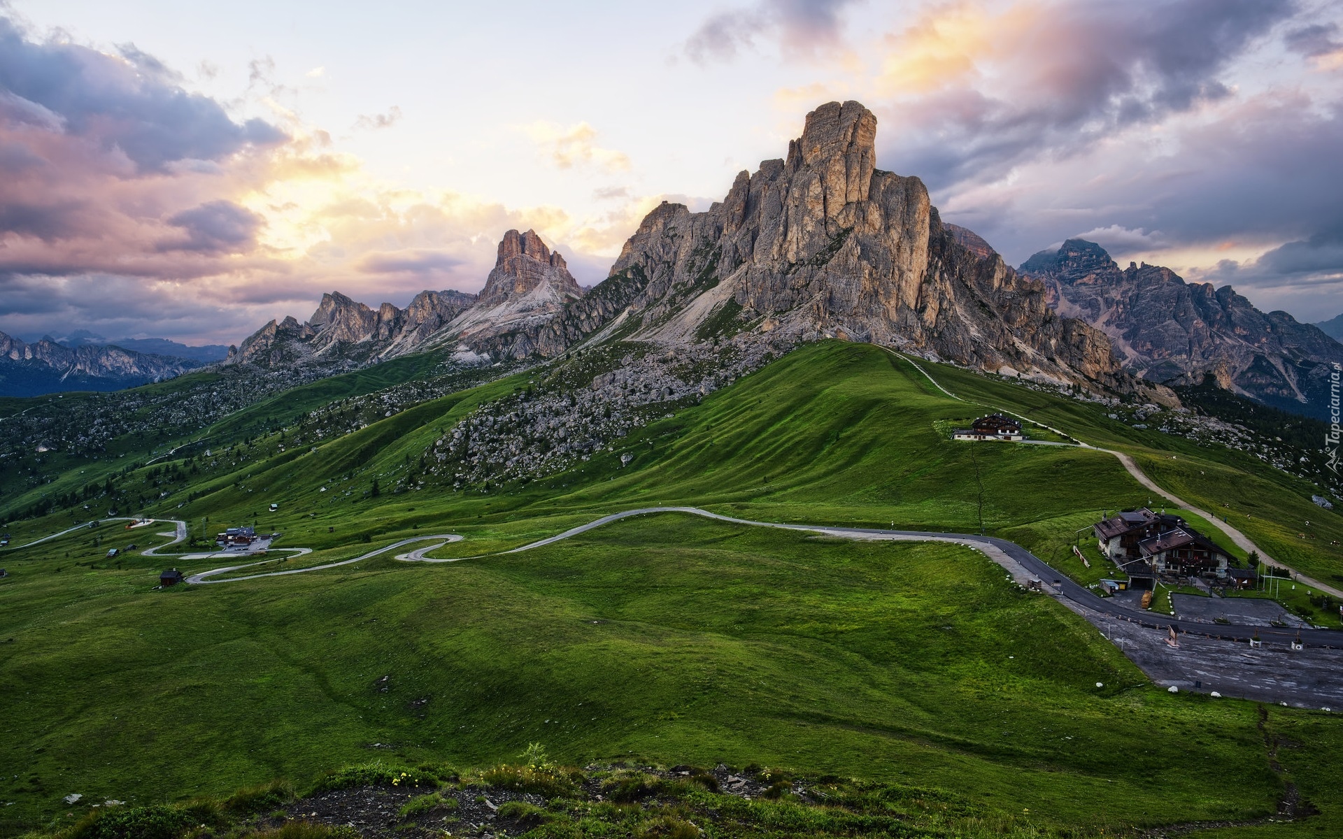 Góry, Dolomity, Przełęcz, Passo di Giau, Droga, Łąka, Chmury, Prowincja Belluno, Włochy
