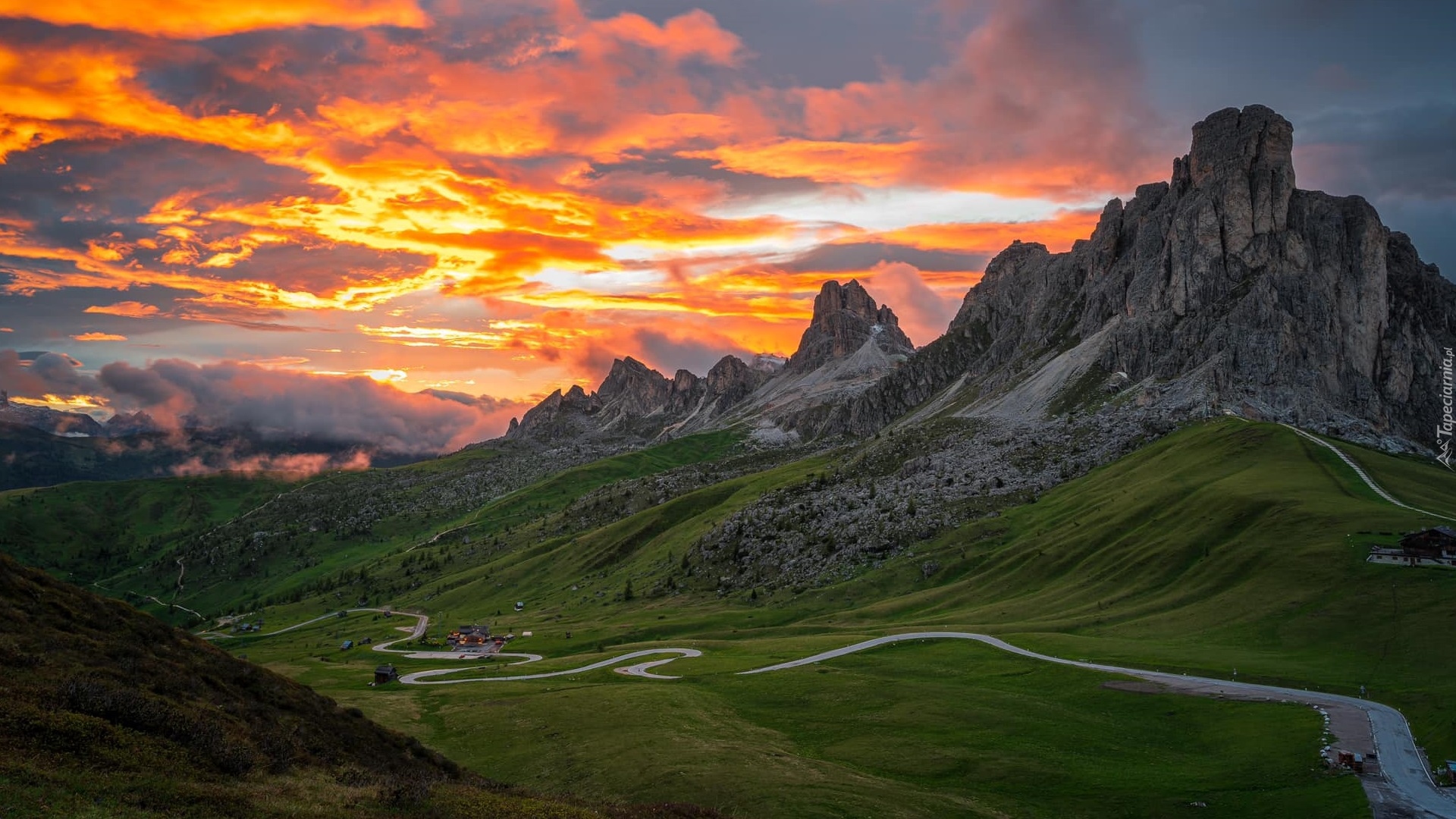 Dolomity, Przełęcz, Passo di Giau, Góry, Wzgórza, Kręta, Droga, Łąka, Zachód słońca, Prowincja Belluno, Włochy