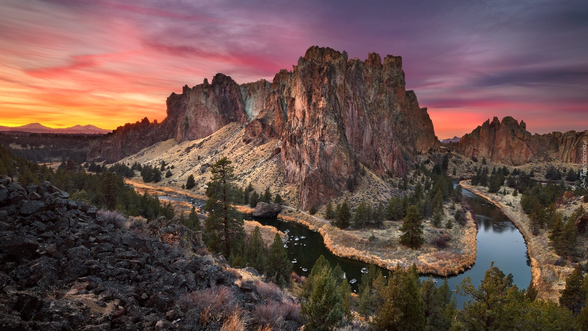 Stany Zjednoczone, Stan Oregon, Park stanowy Smith Rock, Góry, Skały, Drzewa, Rzeka, Crooked River, Zachód słońca