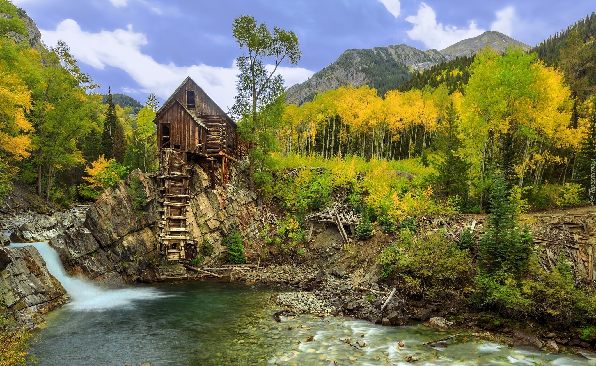 Stany Zjednoczone, Kolorado, Hrabstwo Gunnison, Rzeka Crystal River, Kryształowy Młyn - Crystal Mill, Wodospad, Wzgórza, Drzewa, Jesień