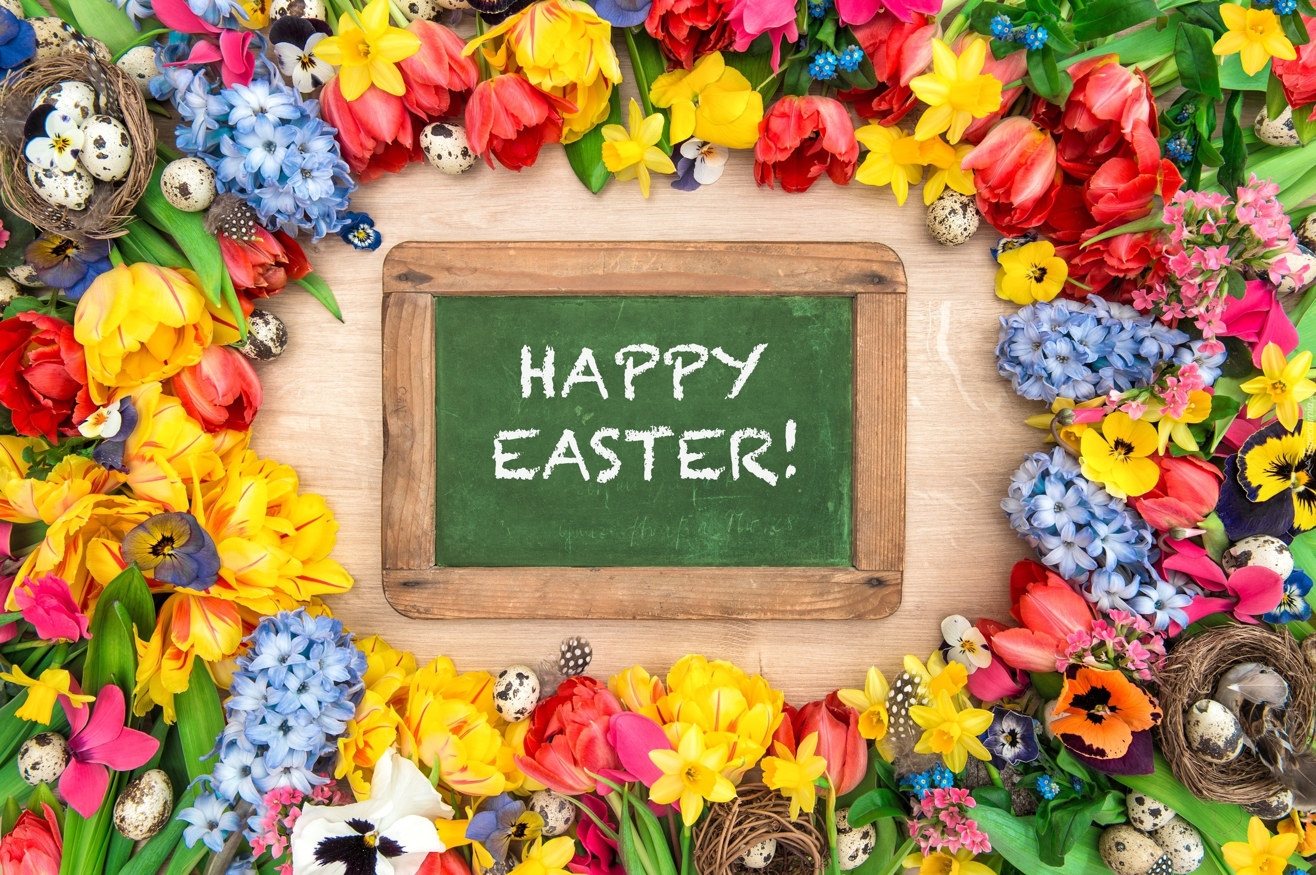 Wielkanoc, Tabliczka, Napis, Happy Easter, Wiosenne, Kwiaty, Jajka, Gniazdka, Deski, Bratki, Hiacynty, Tulipany, Żonkile