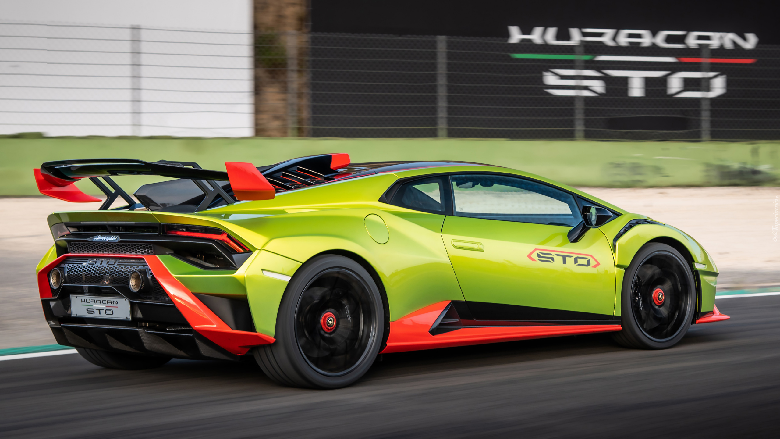 Lamborghini Huracan STO, Bok