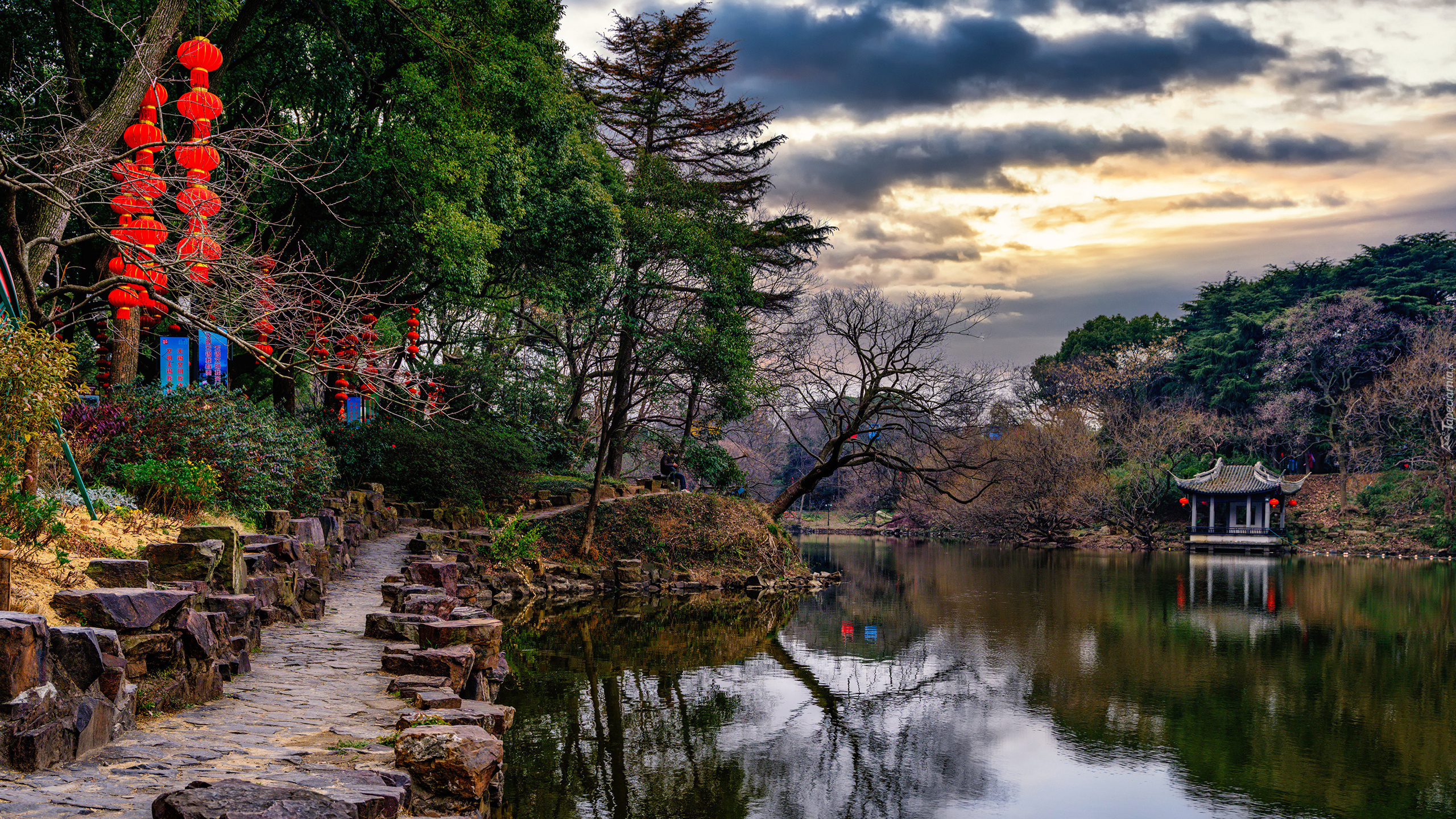 Chiny, Prowincja Jiangsu, Drzewa, Jezioro Tai Hu, Altana, Park, Ścieżka, Latarnia