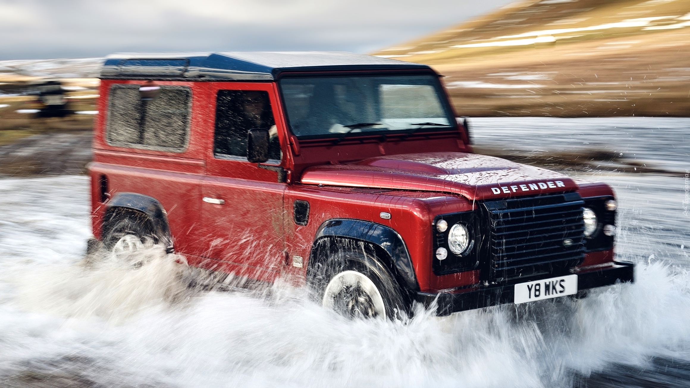 Land Rover Defender Works V8, 2018, Rozbryzgująca, Woda