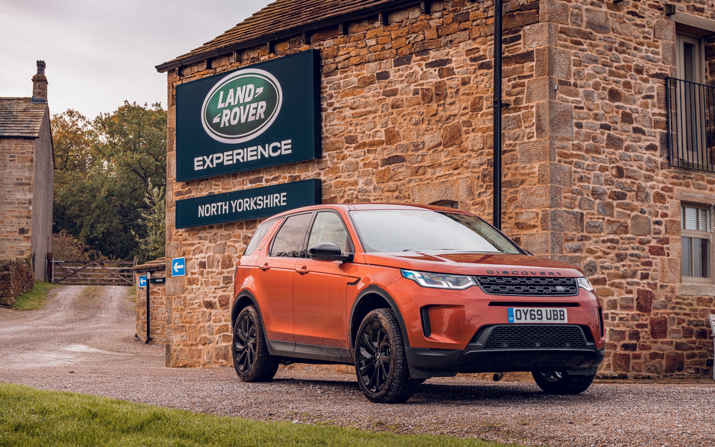 Land Rover Discovery Sport przed budynkiem