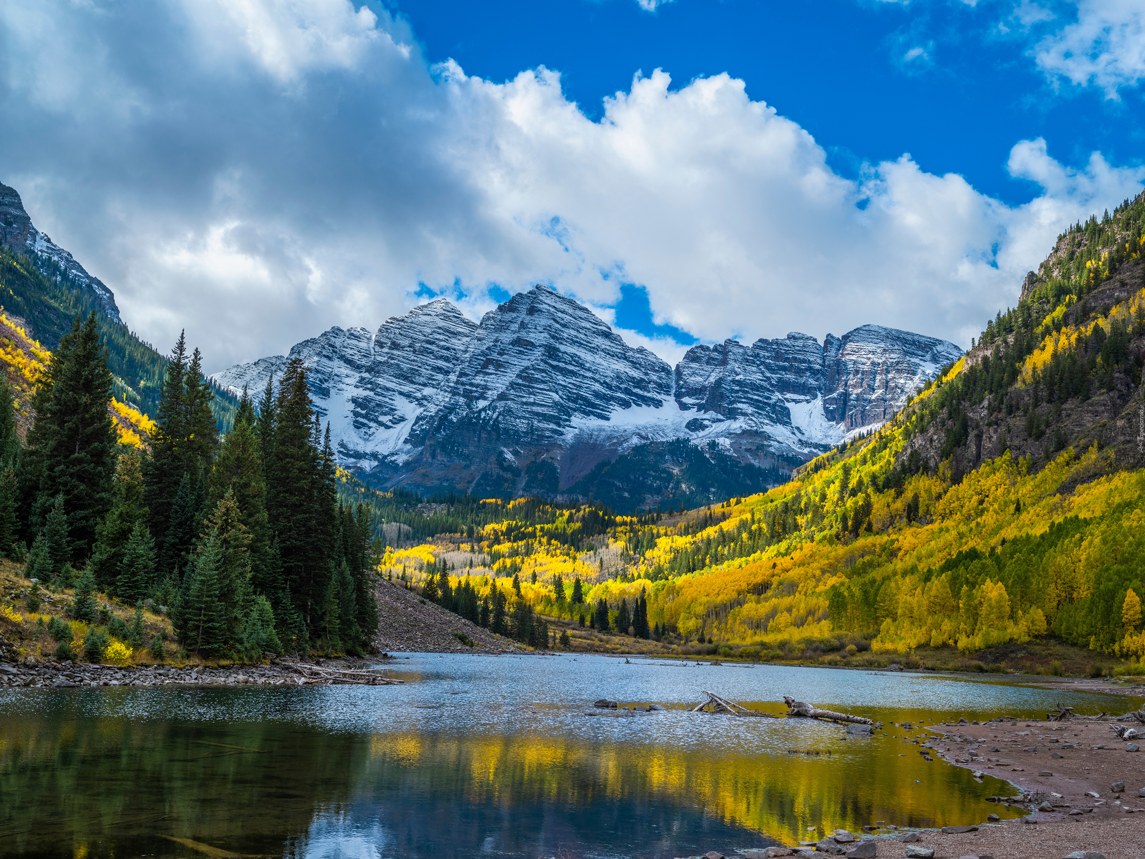 Stany Zjednoczone, Stan Kolorado, Ośnieżone, Góry Skaliste, Szczyty Maroon Bells, Jezioro Maroon, Drzewa, Niebo