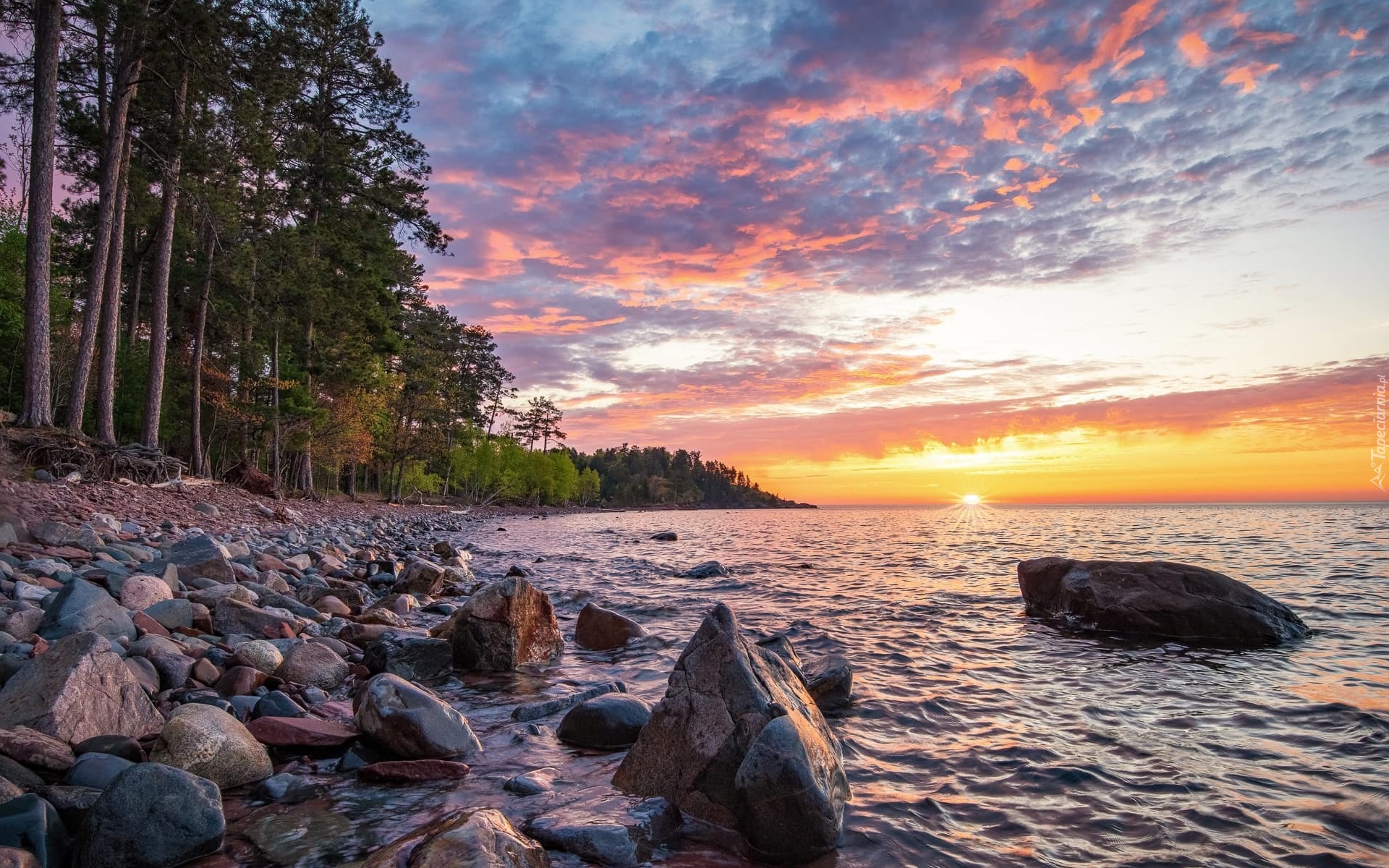 Stany Zjednoczone, Stan Michigan, Marquette, Jezioro, Superior Lake, Kamienie, Las, Drzewa, Zachód słońca