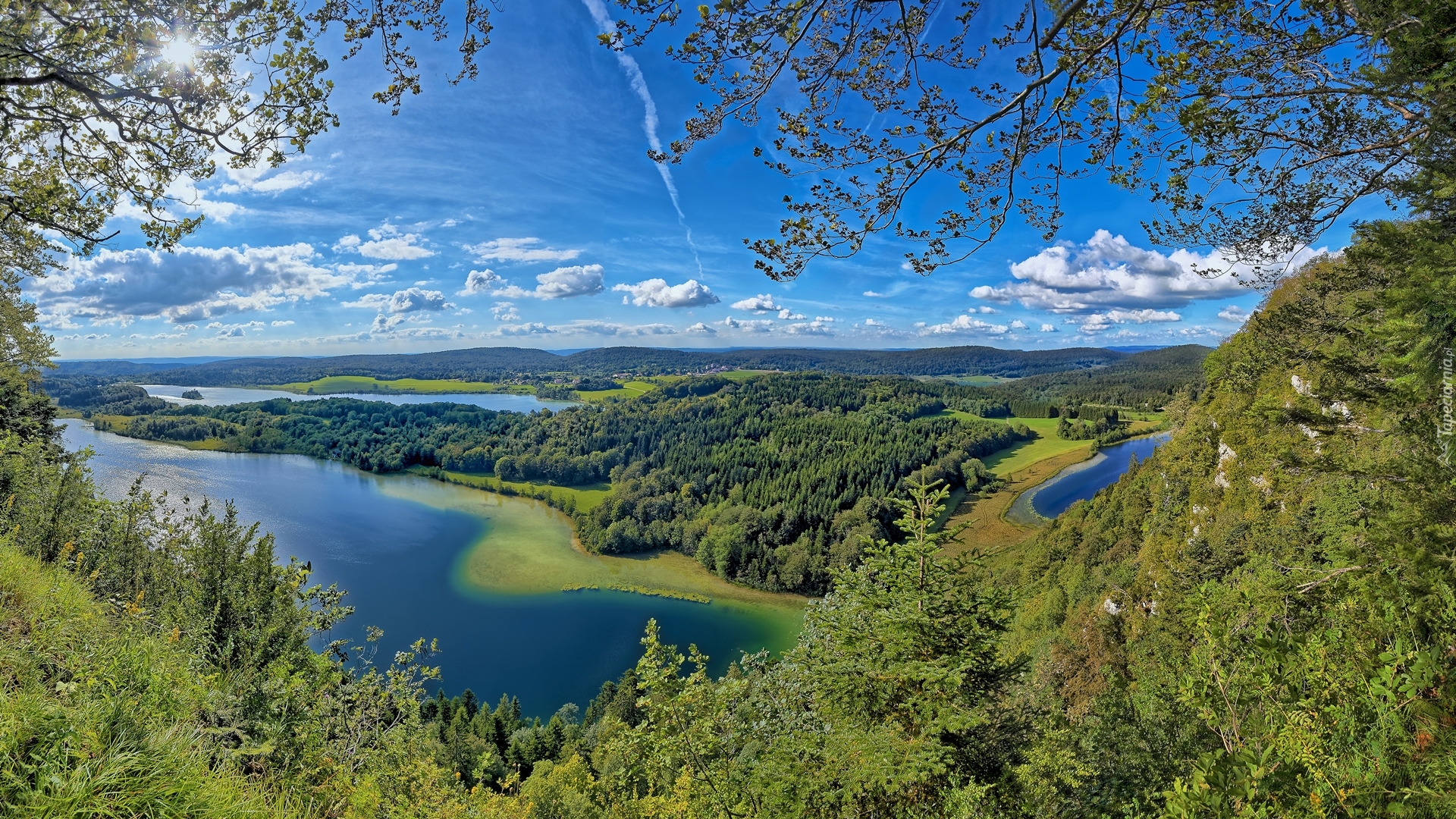 Jeziora, Lasy, Drzewa, Wzgórza, Promienie słońca, Chmury