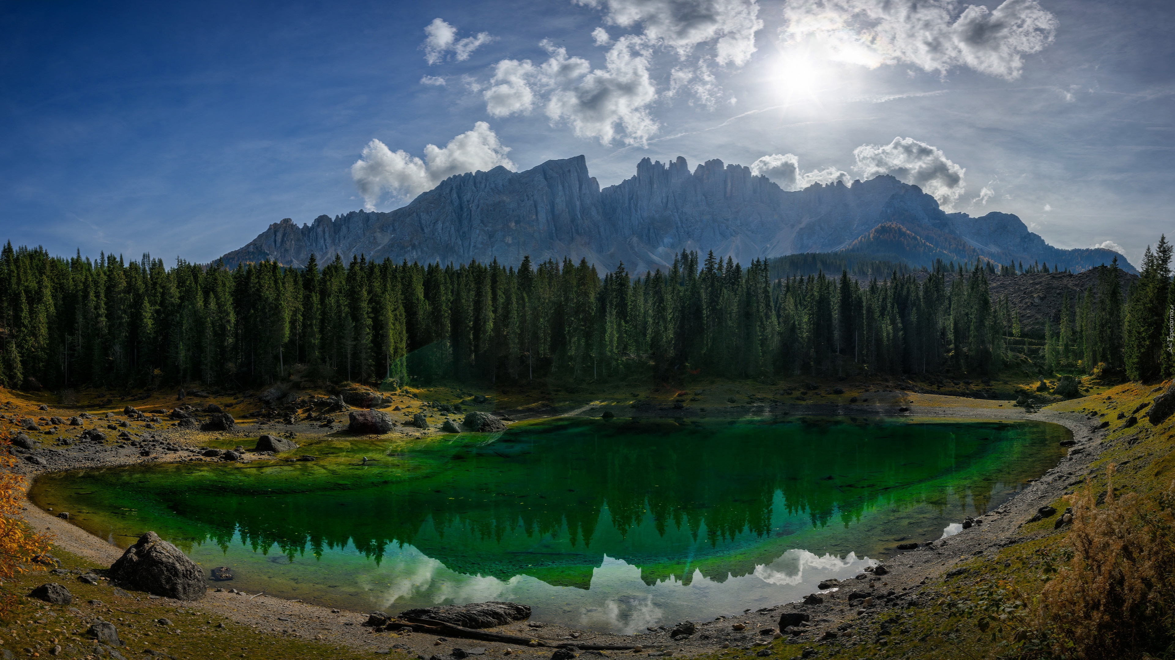 Góry, Dolomity, Góra Latemar, Jezioro, Karersee Lake, Lasy, Drzewa, Obłoki, Odbicie, Słońce, Kamienie, Włochy